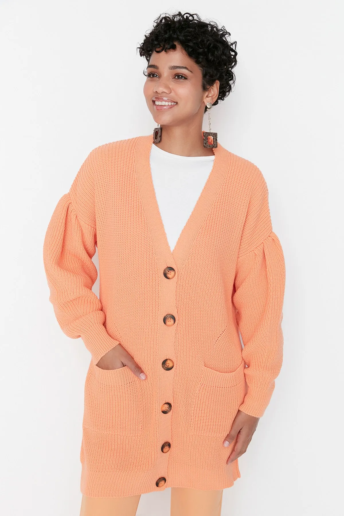 Trendyol Modest  Hellorangefarbener Thessaloniki-Strickpullover mit Knochenknöpfen und Taschendetails TCTAW23HI00026