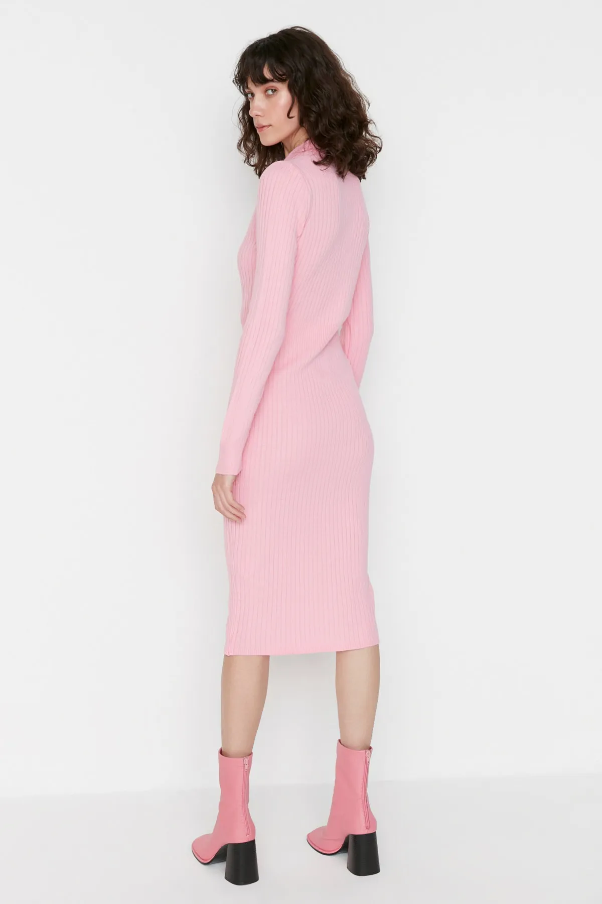 Trendyol Collection  Rosa Midi-Strickkleid mit Rollkragen TWOAW22EL1376