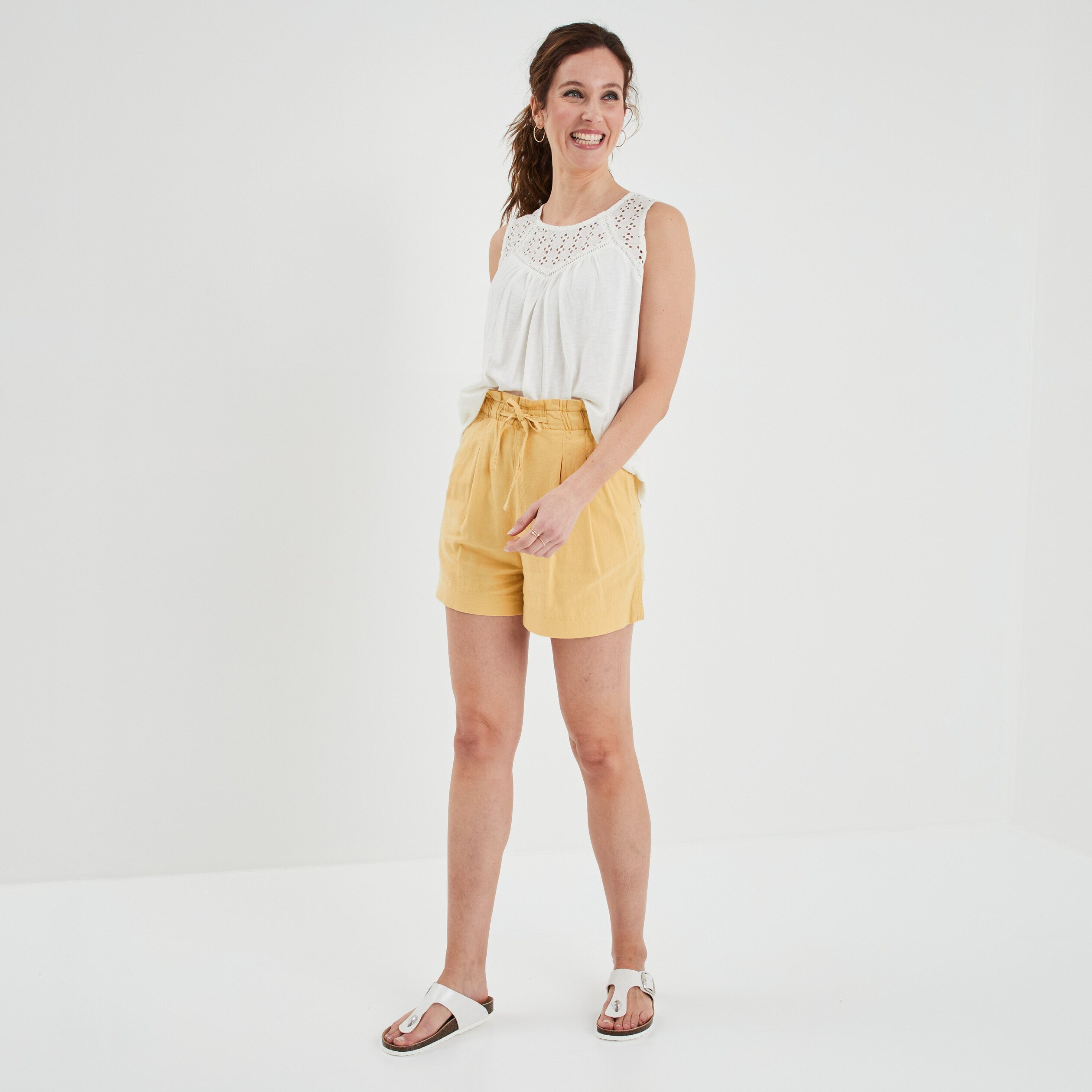 Débardeur broderie anglaise et fente blanc femme | La Halle