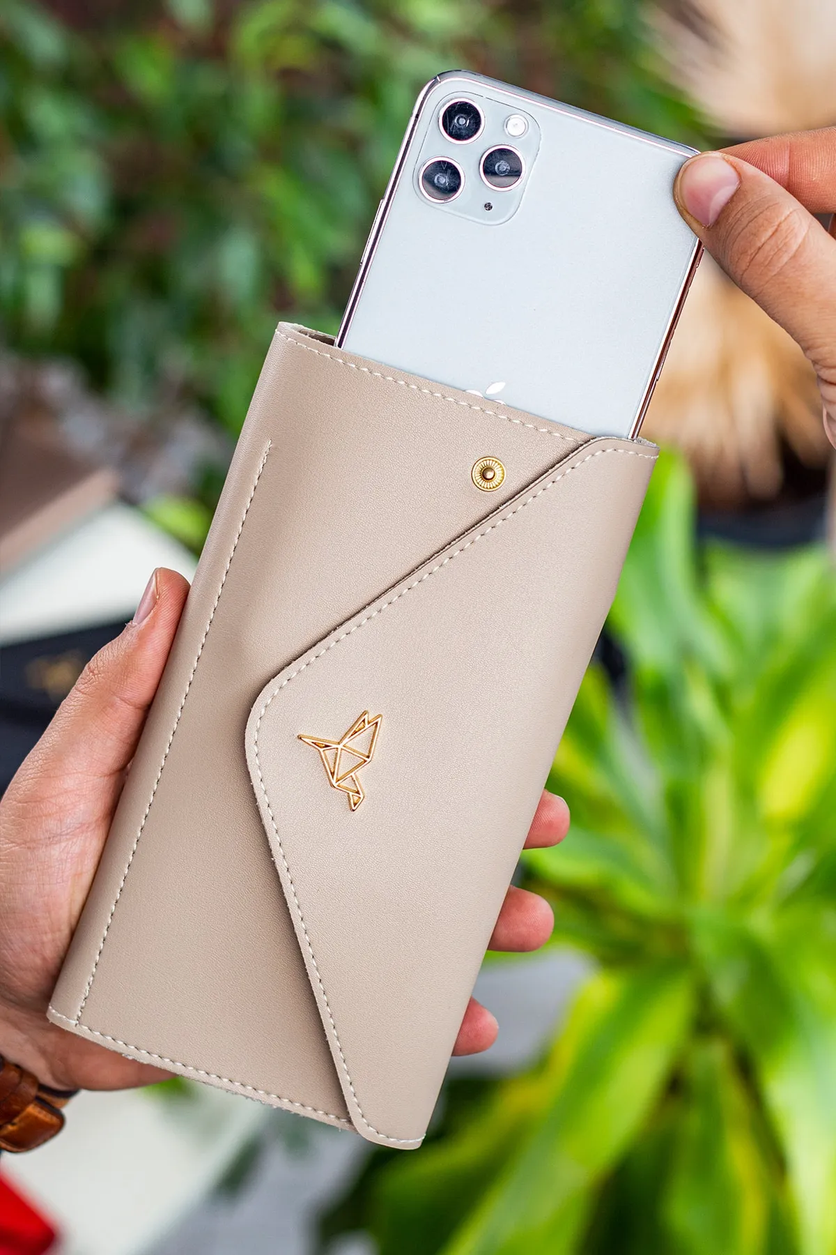 Garbalia  Beigefarbene Damenbrieftasche mit Umschlagmodell und Telefon- und Münzfach