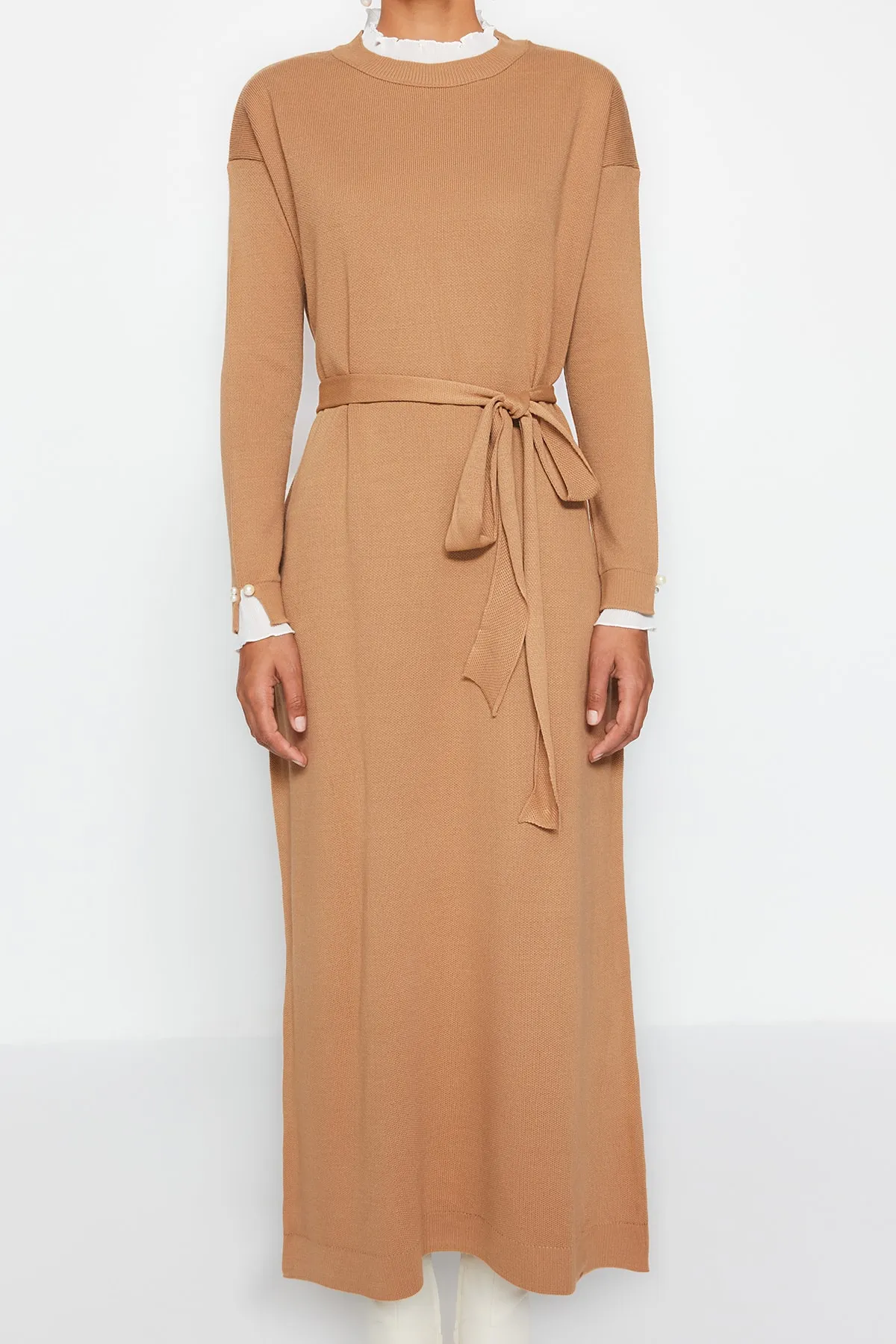 Trendyol Modest  Kamelfarbenes Strickkleid mit Perlendetail TCTAW24EB00001