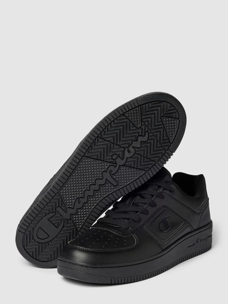 Sneaker mit Label-Detail in schwarz