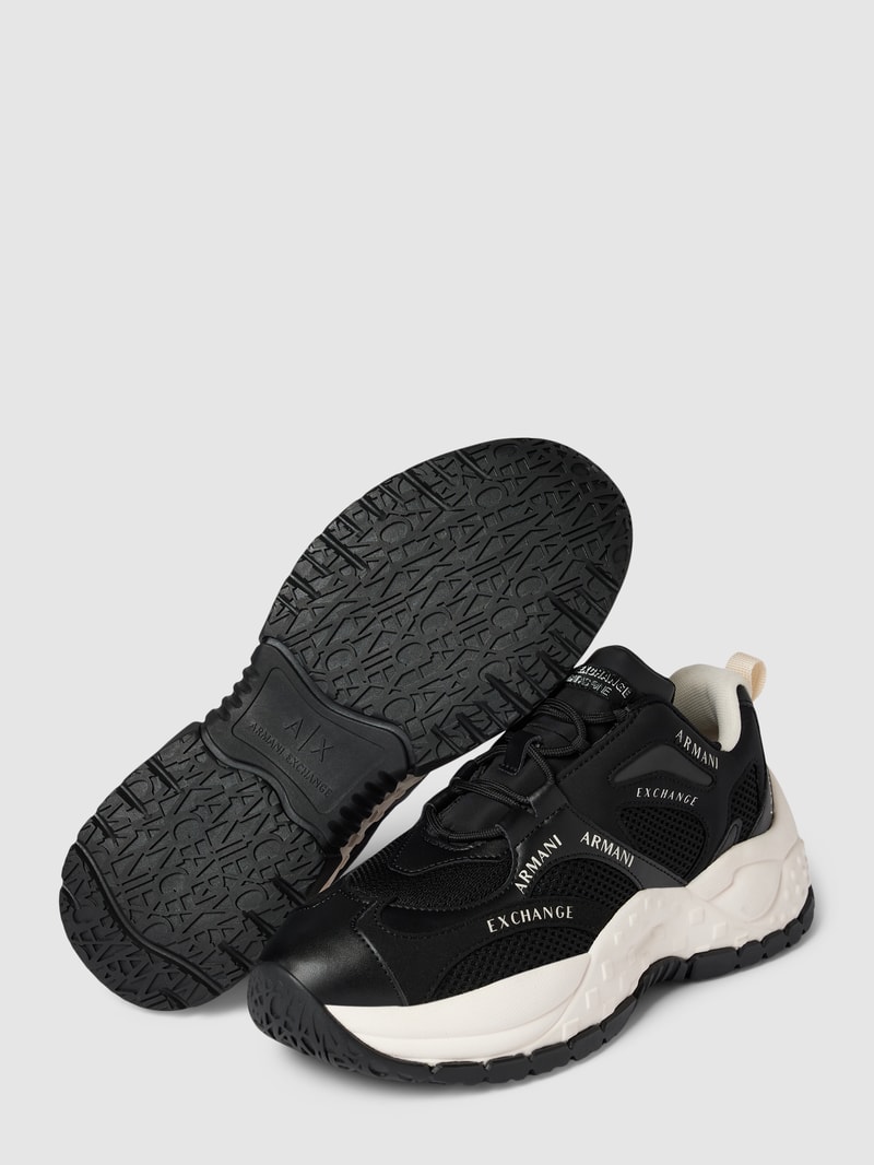 Sneaker mit Label-Details in schwarz