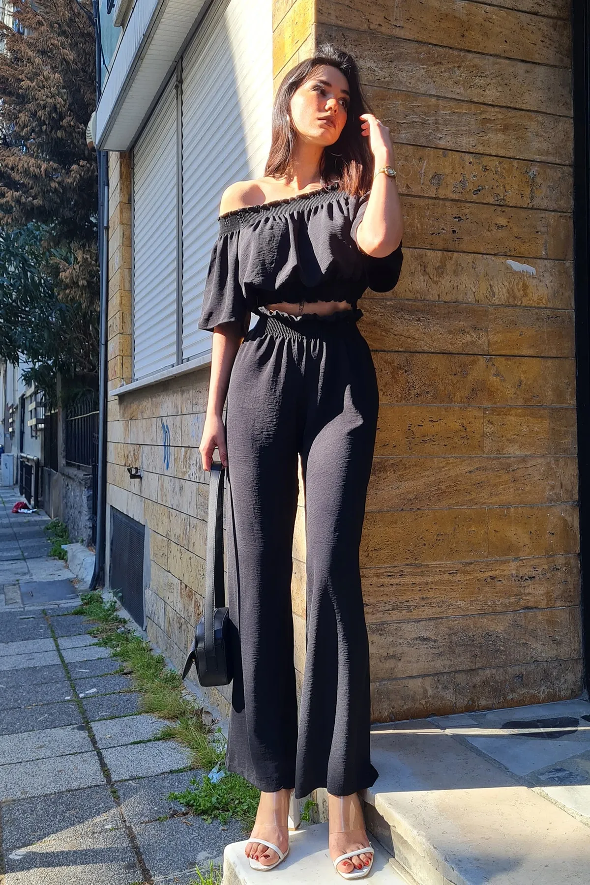 Trend Alaçatı Stili  Schwarze Bluse mit Madonna-Kragen an Schultern und Taille und Aerobin-Hosenanzug für Damen, GD08080