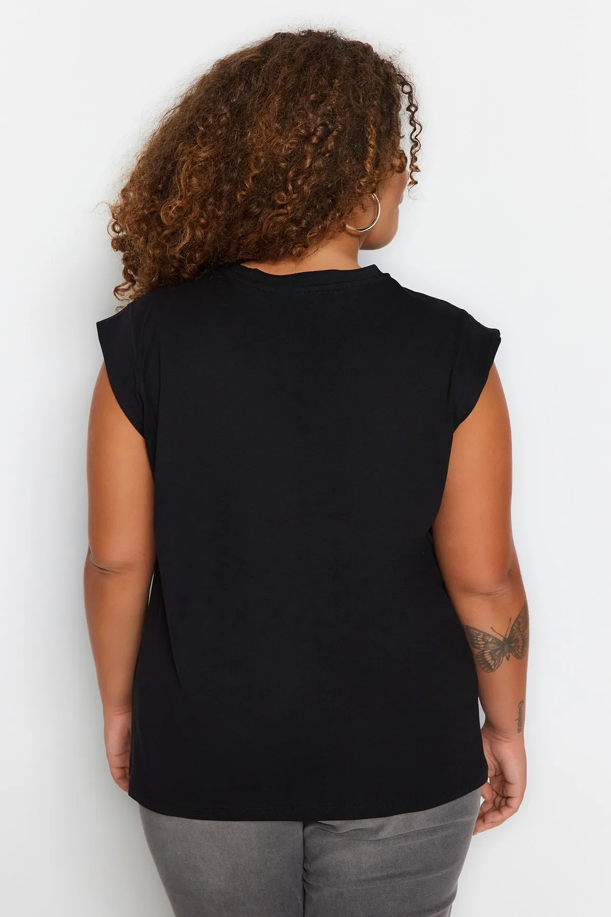 Trendyol Curve  Schwarze geraffte Strickbluse mit Rundhalsausschnitt vorne TBSSS23AF00042