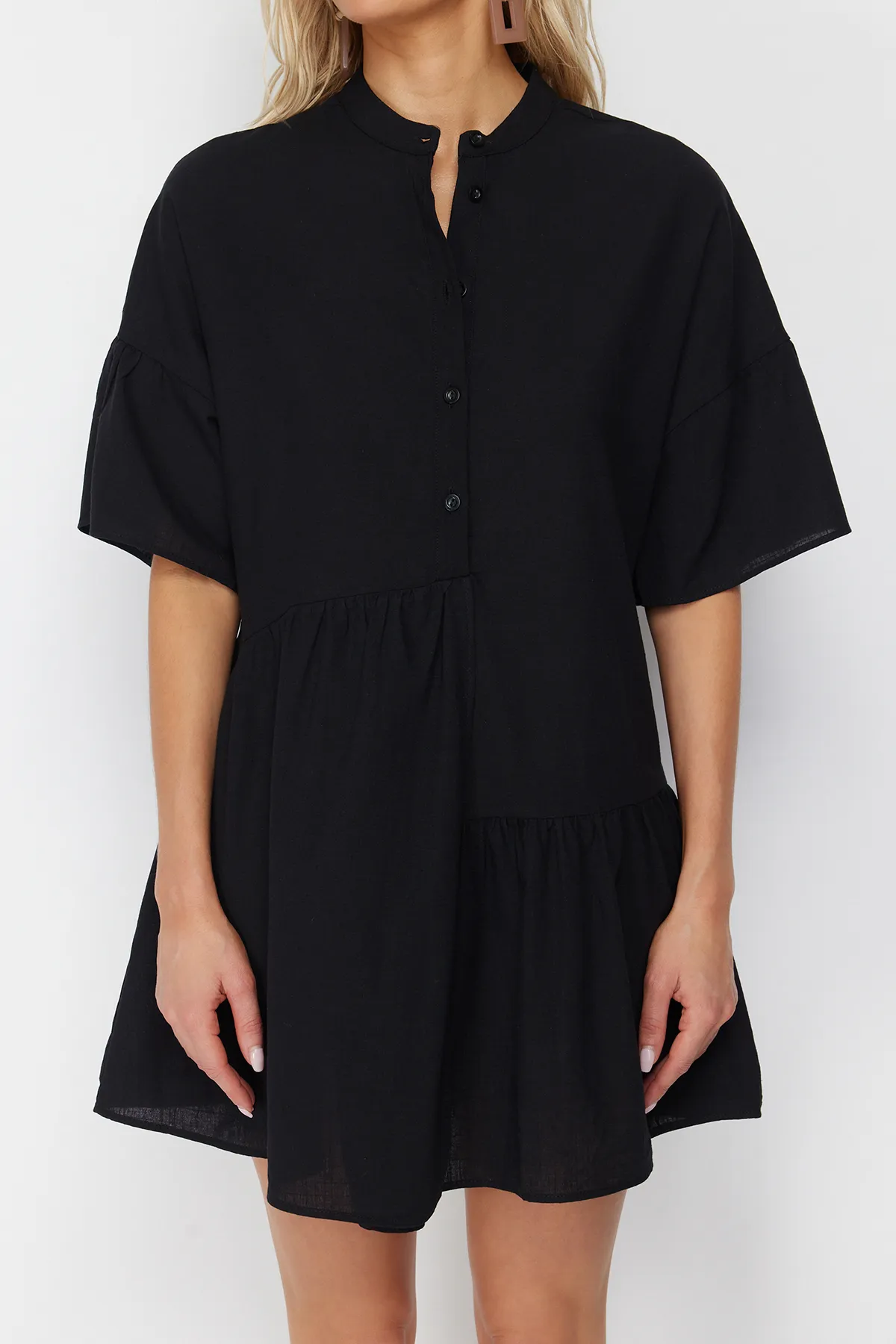 Trendyol Collection  Schwarzes, weit geschnittenes Mini-Strandkleid mit gewebtem Volant aus 100 % Baumwolle TBESS20EL0873