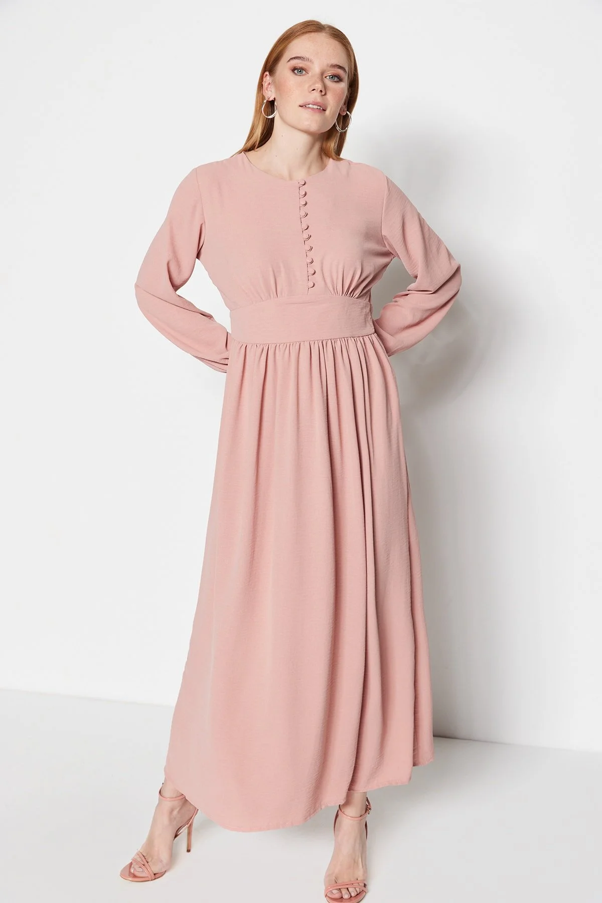 Trendyol Modest  Ansteckblume aus getrockneten Rosen und mit Stoff überzogenes, knopfbesetztes Aerobin-Gewebekleid TCTSS23EB00254