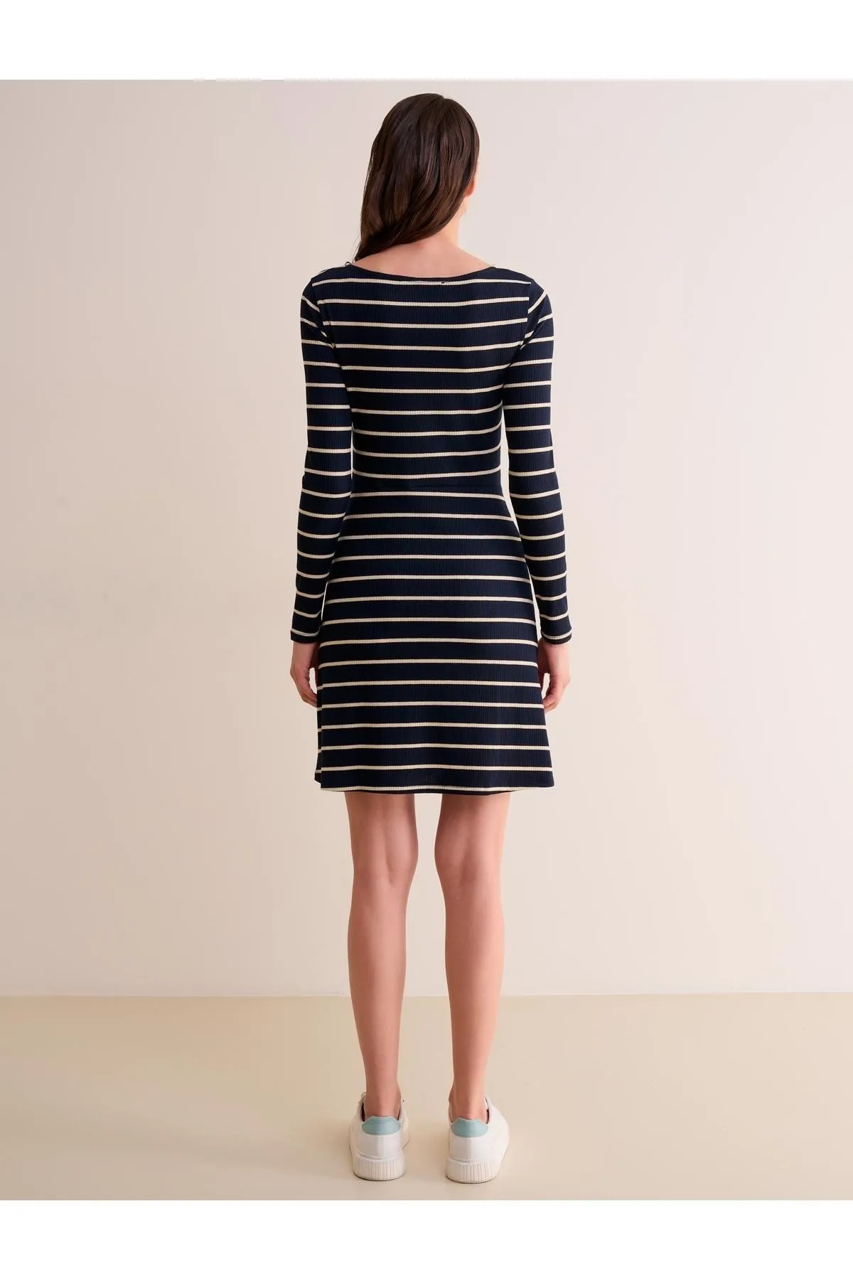 Jimmy Key  Marineblaues, gerade geschnittenes, gemustertes, vorne gebundenes Kleid mit Rundhalsausschnitt für Damen