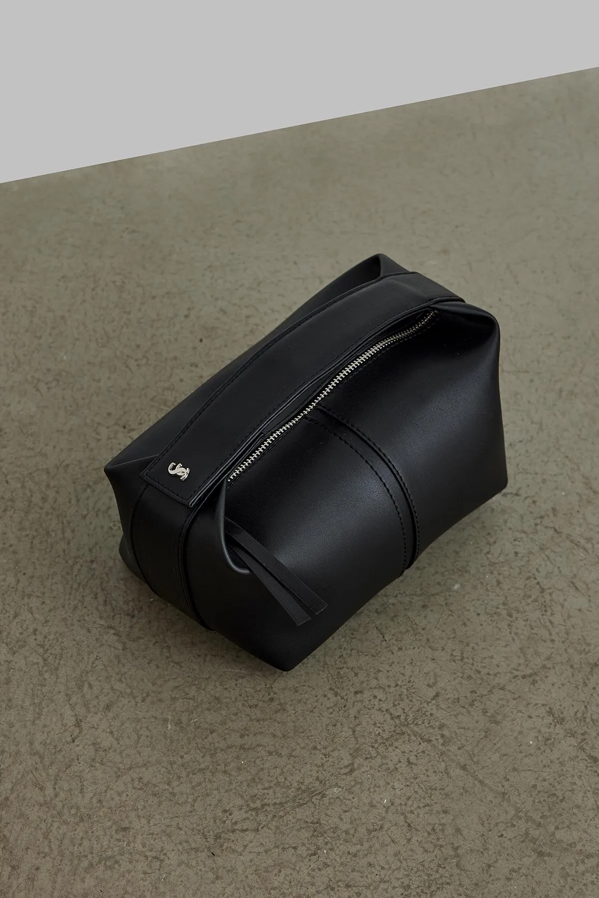 Suud Collection  Schwarze Archi-Minitasche aus Leder