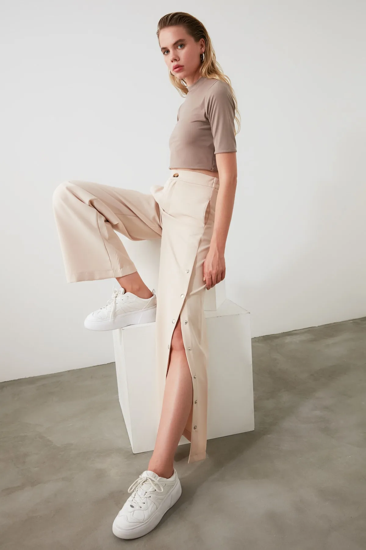 Trendyol Collection  Stone Wide Leg / Wide Leg Woven-Hose mit Knöpfen an den Seiten TWOSS20PL0398