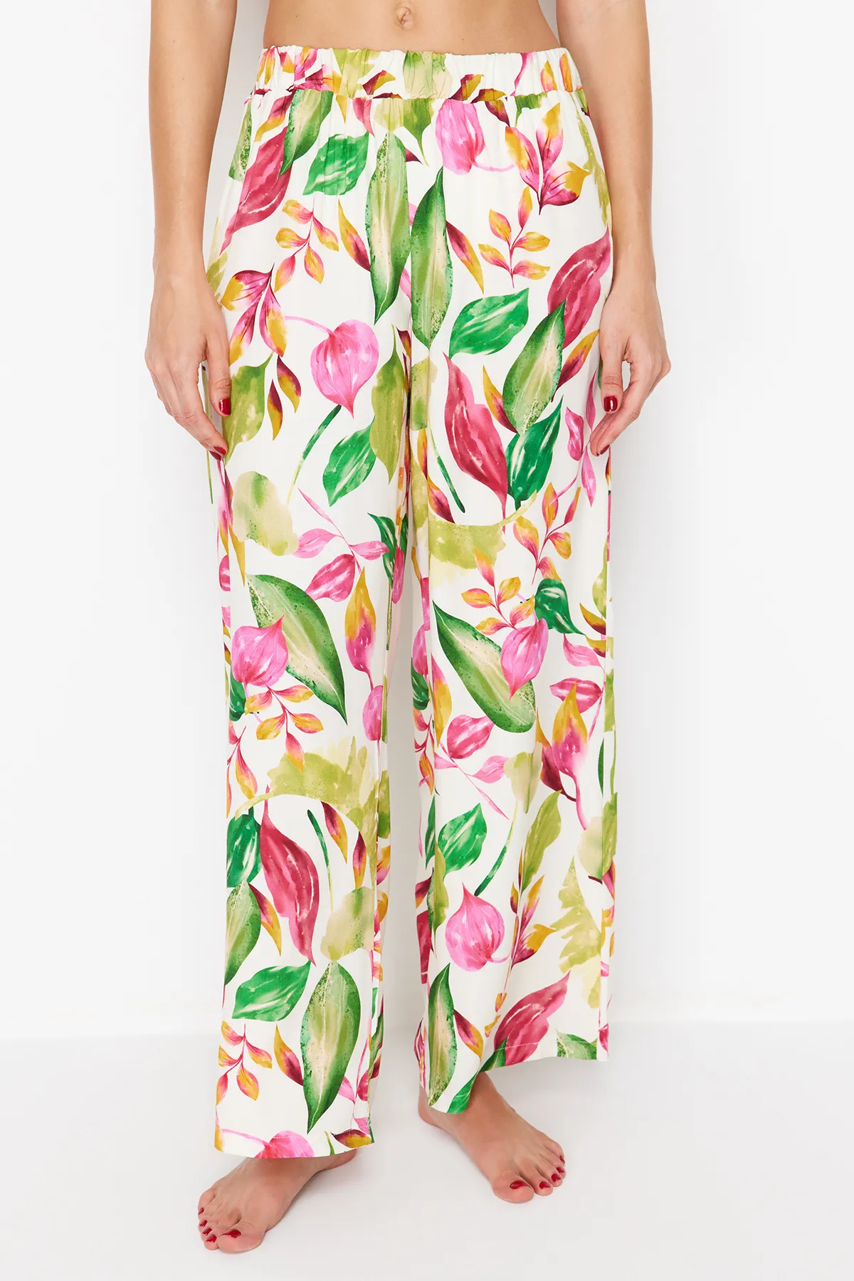 Trendyol Collection  Gewebtes Kimono-Hosen-Set mit Blumenmuster und Gürtel TBESS24AU00074