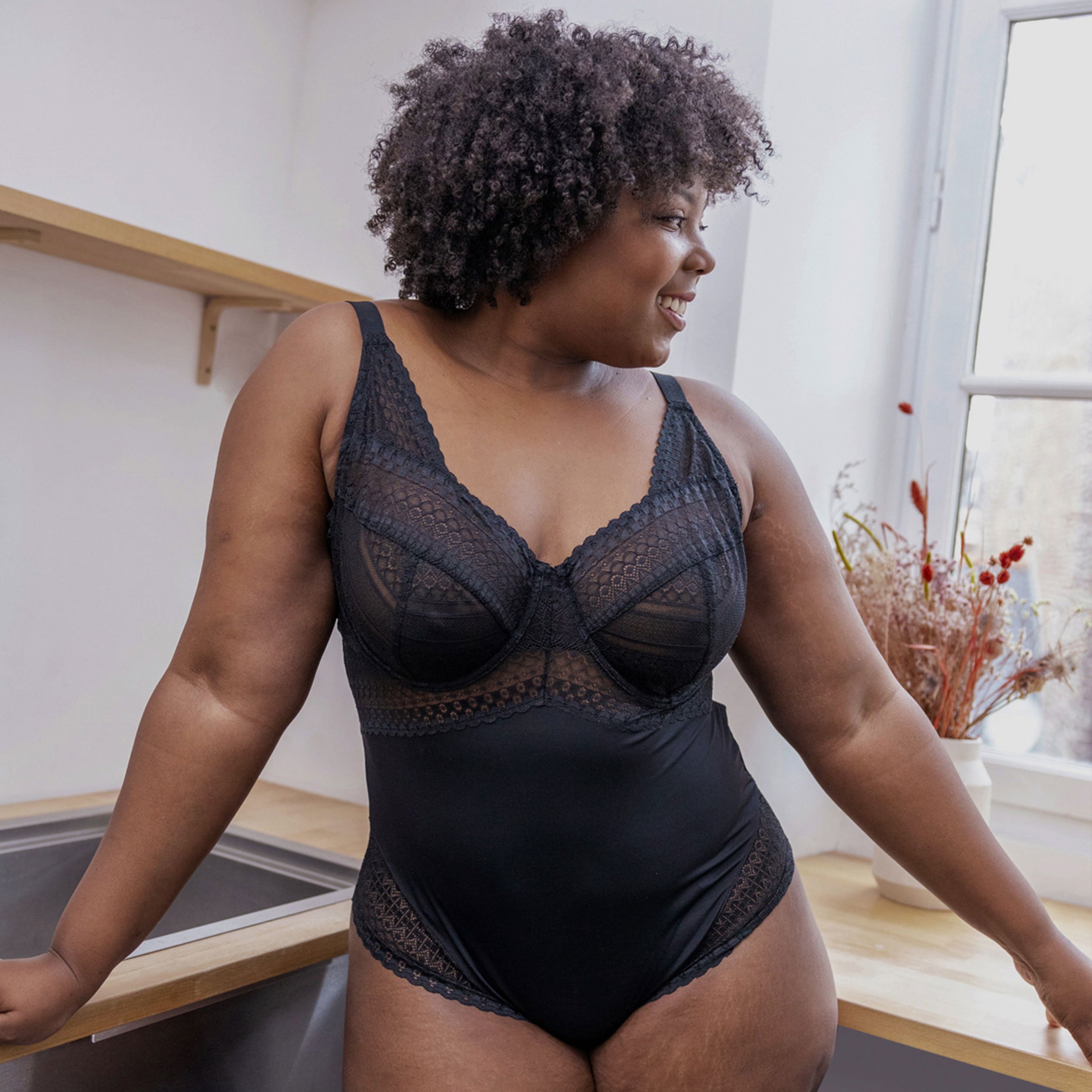 Body emboîtant à dentelle Irma noir femme grande taille | La Halle