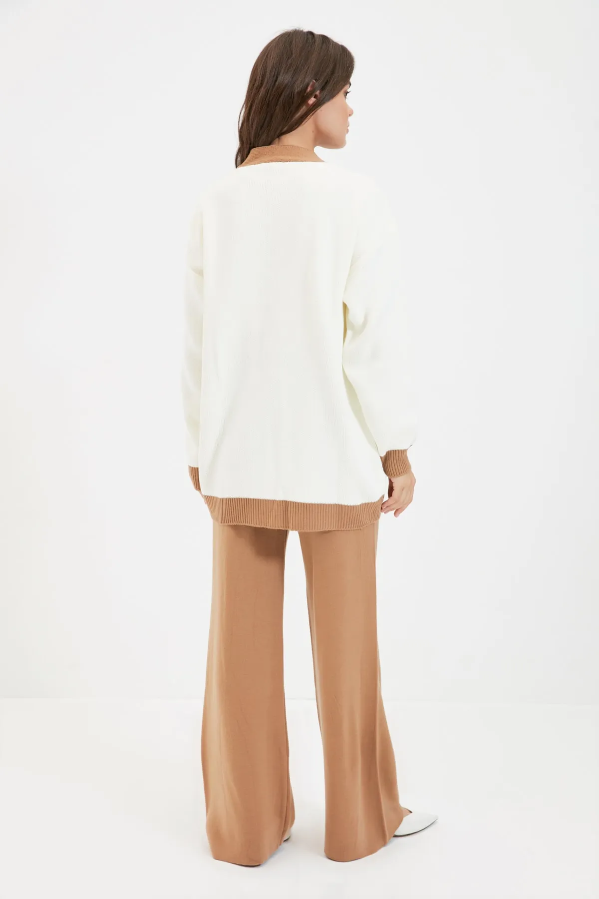 Trendyol Modest  Kamelfarbenes Strickset mit Cardigan und Hose mit Streifendetail TCTAW22AU0156