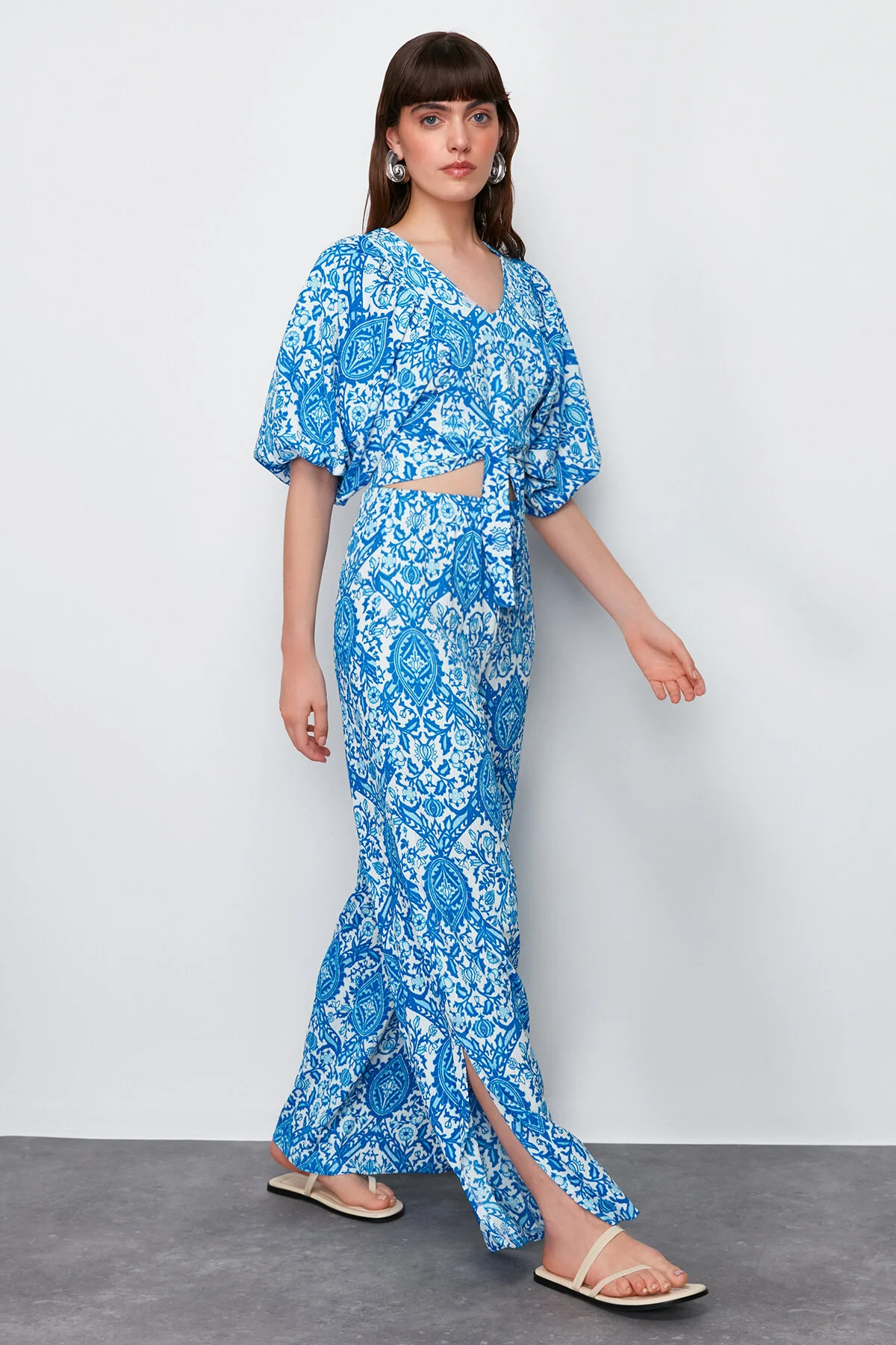 Trendyol Collection  Blau bedruckter V-Ausschnitt Ballonärmel Entspannter/bequemer Schnitt Strukturierter flexibler Strickanzug unten und oben TWOSS24AU00033