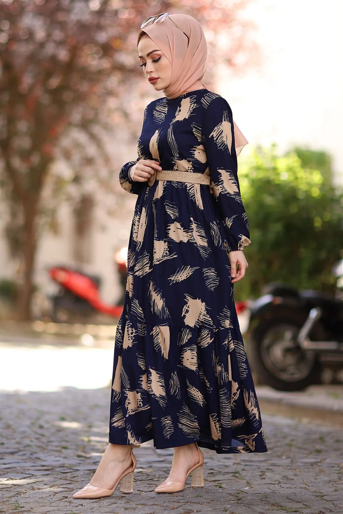 InStyle  Hijab-Kleid mit Pinselmuster und Gürtel – Marineblau