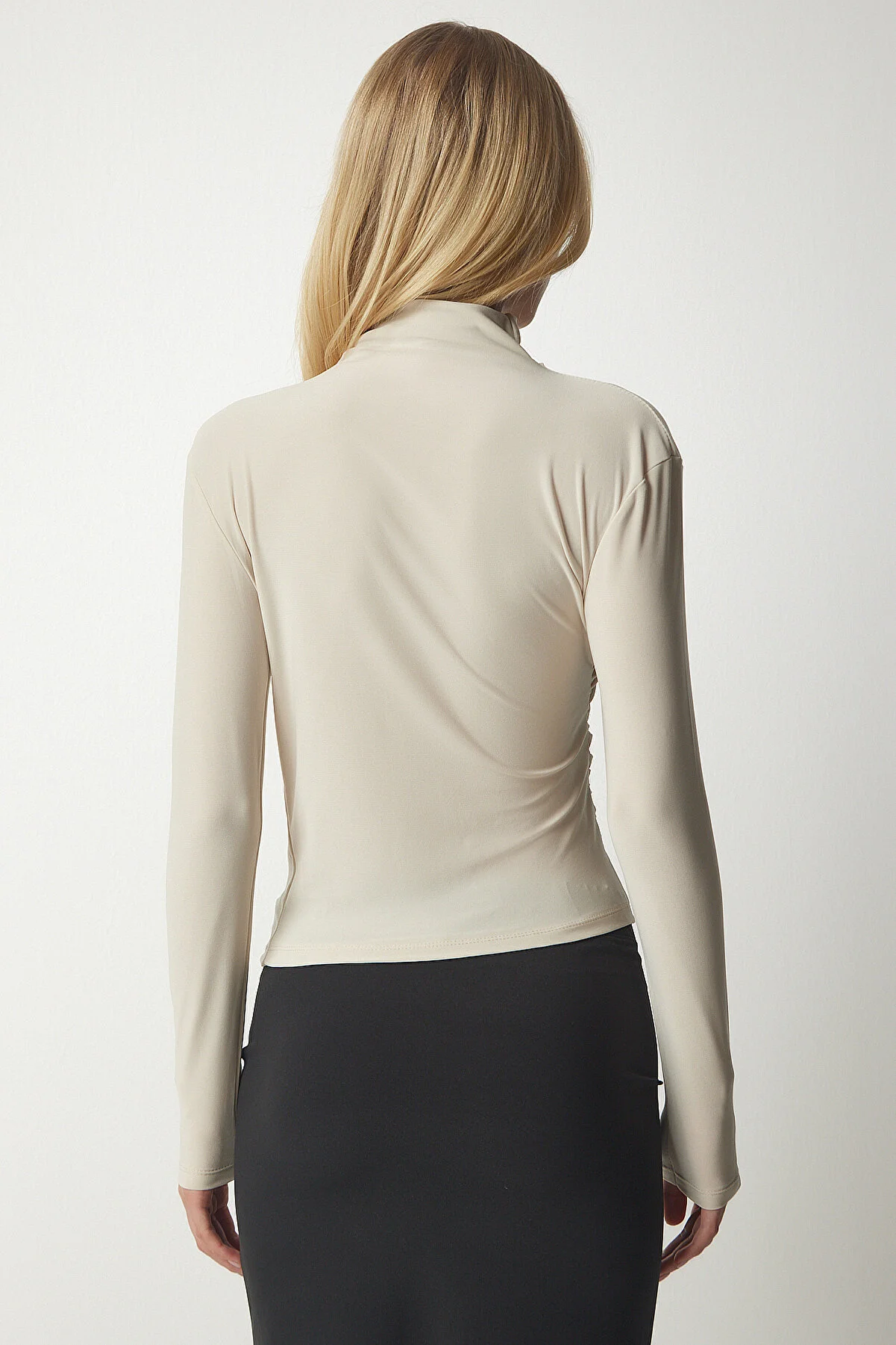 Happiness İstanbul  Cremefarbene, geraffte, detaillierte Sandy-Bluse mit hohem Kragen für Damen FF00135