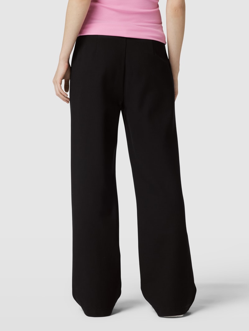 Stoffhose aus Viskose-Mix mit Stretch-Anteil mit Bundfalten in schwarz