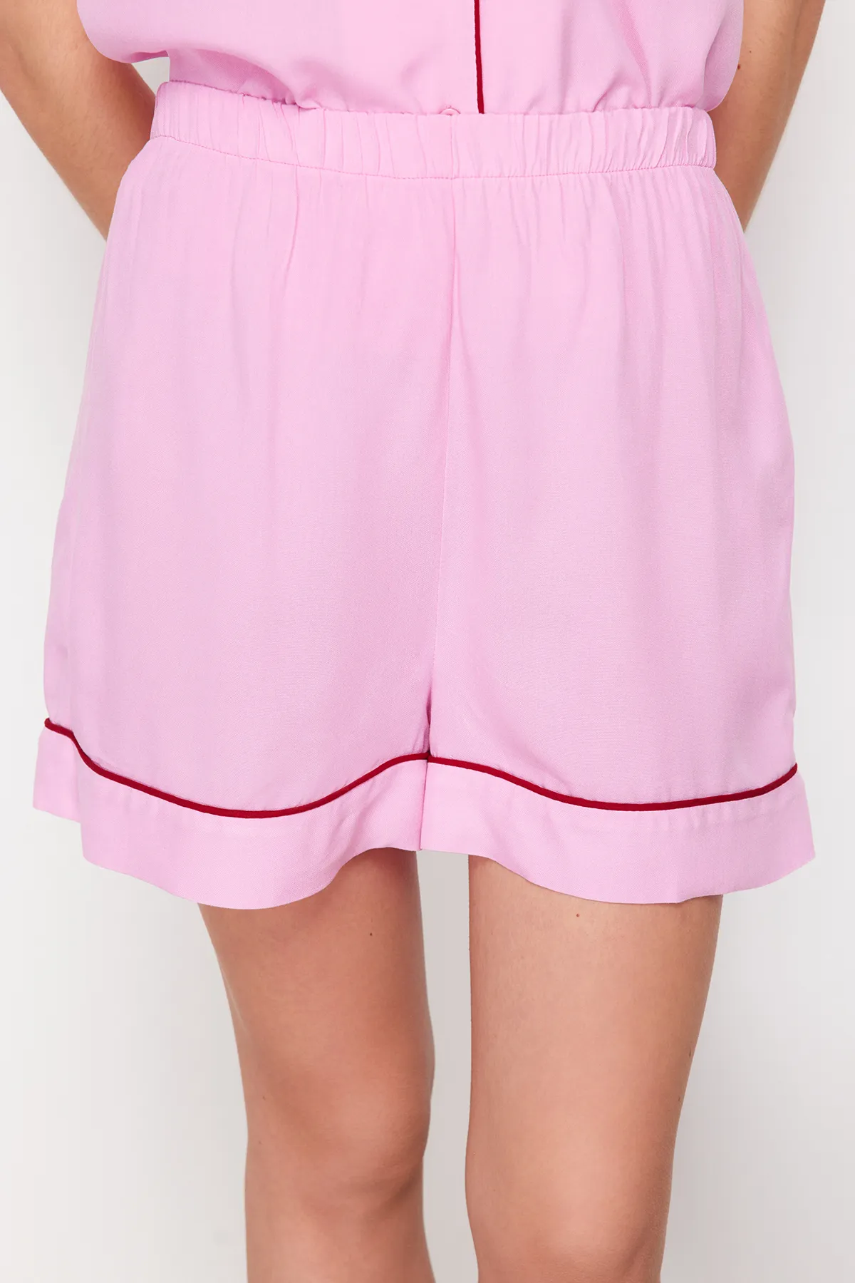 Trendyol Collection  Rosa Pyjama-Set aus Viskosegewebe mit Paspelierung THMSS24PT00051
