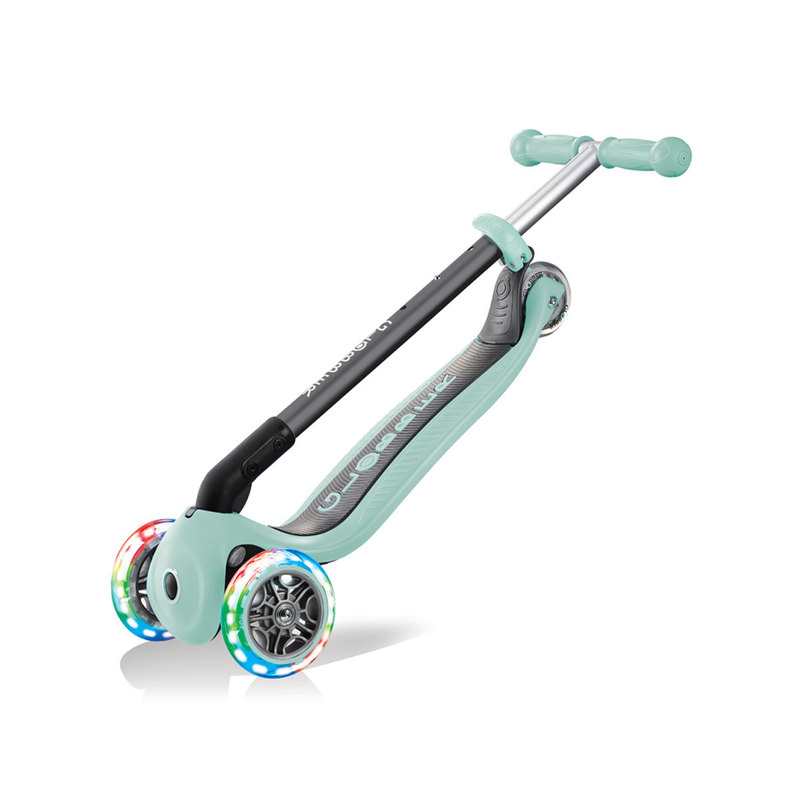 Trottinette 3 roues vert pastel roues lumineuses Globber