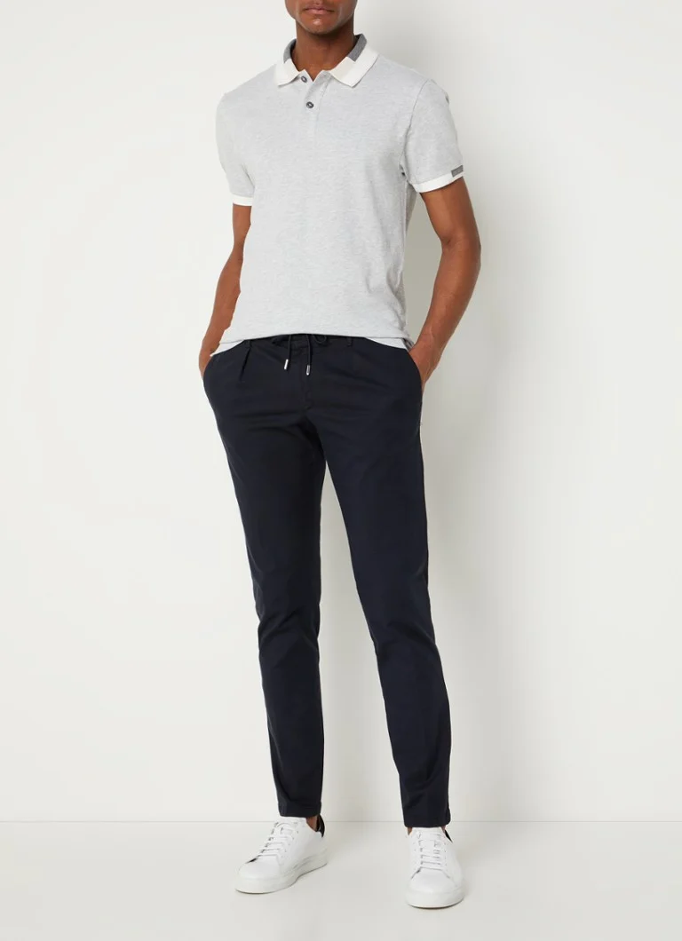 Pantaloni chino Profumo slim fit, confecționați din amestec de lyocell, cu buzunare laterale.