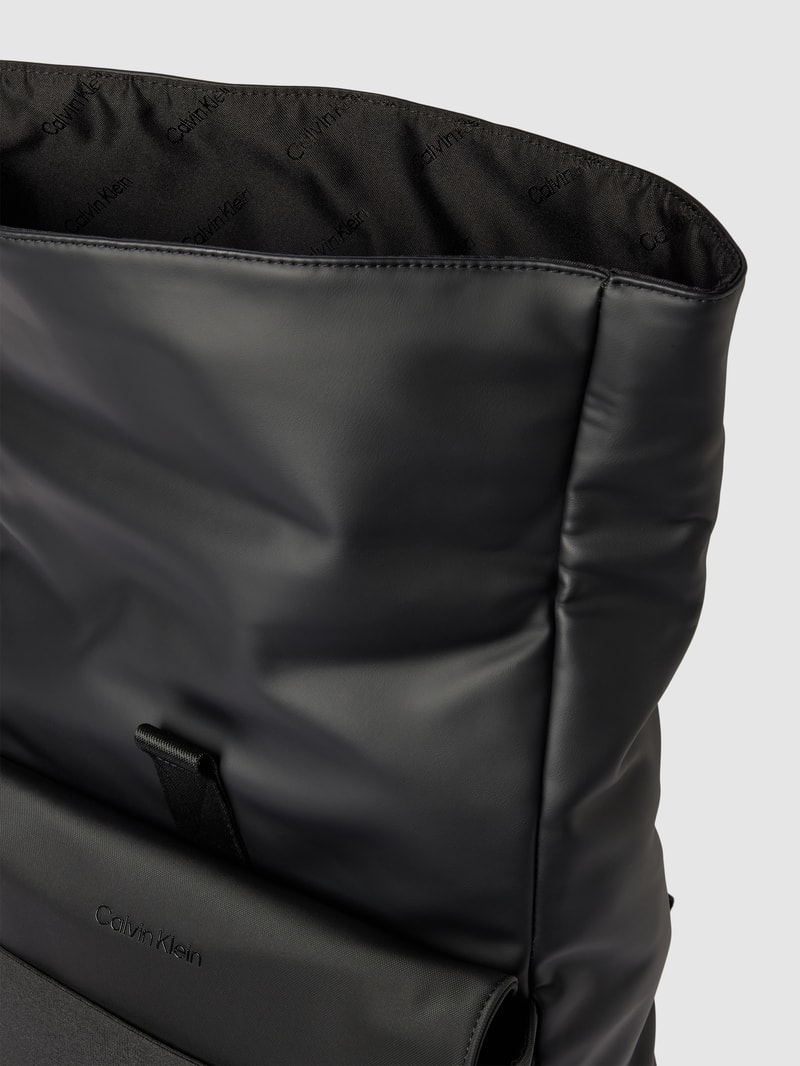 Rucksack mit Label-Detail Modell 'ROLLTOP' in schwarz