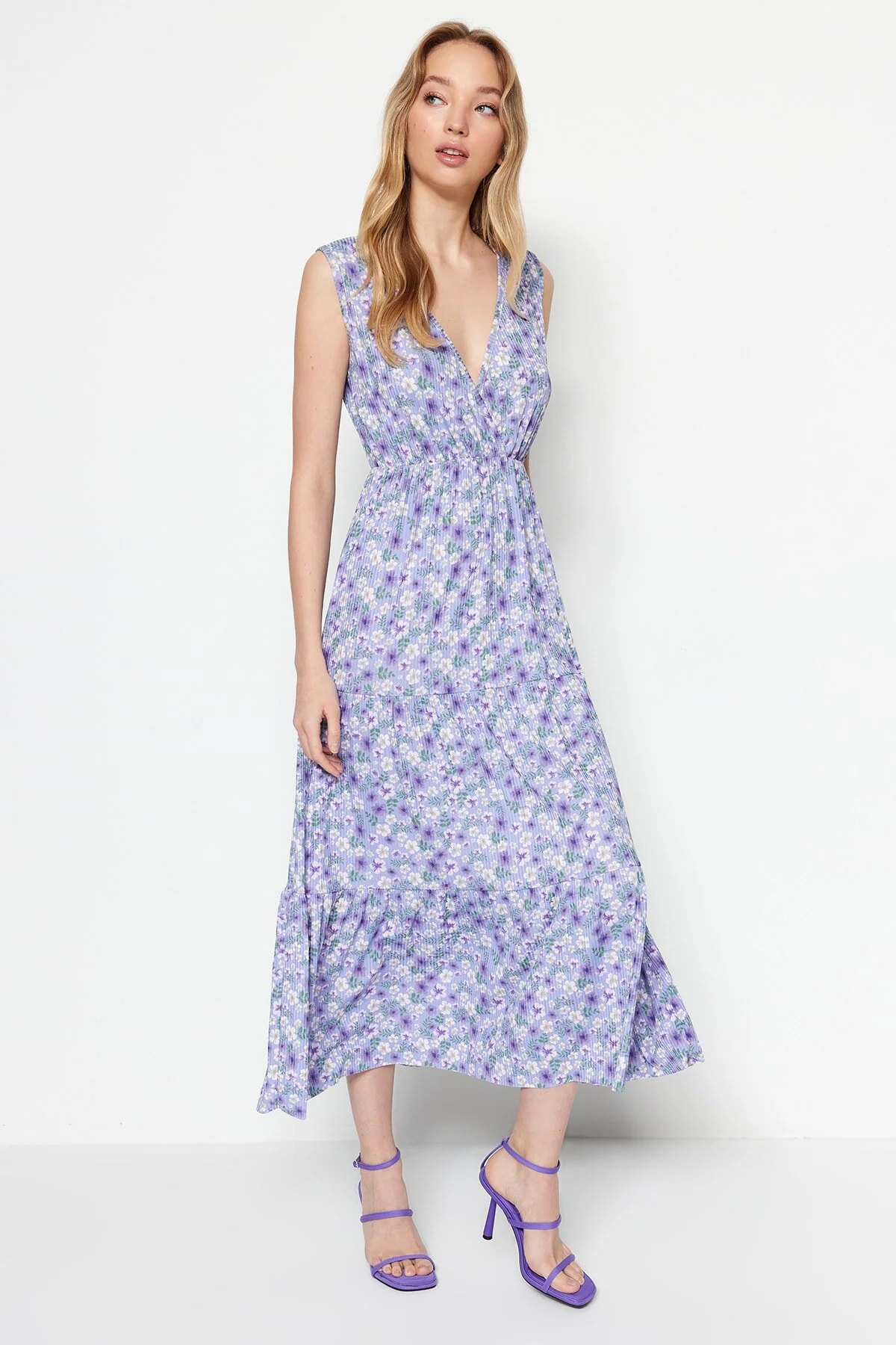 Trendyol Collection  Lilafarbenes, blumengemustertes, ärmelloses Maxi-Strickkleid in A-Linie mit V-Ausschnitt TWOSS22EL1588