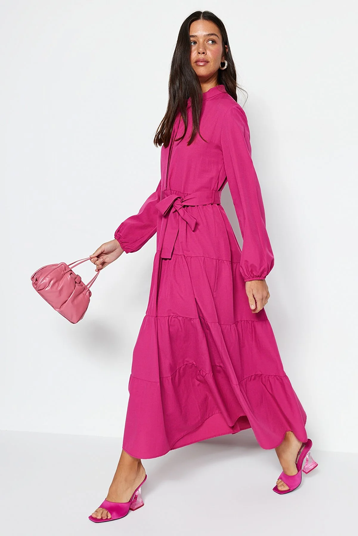 Trendyol Modest  Dunkelrosa gewebtes Kleid mit Gürtel, Chief-Kragen und Knopfdetail TCTSS21EL3343