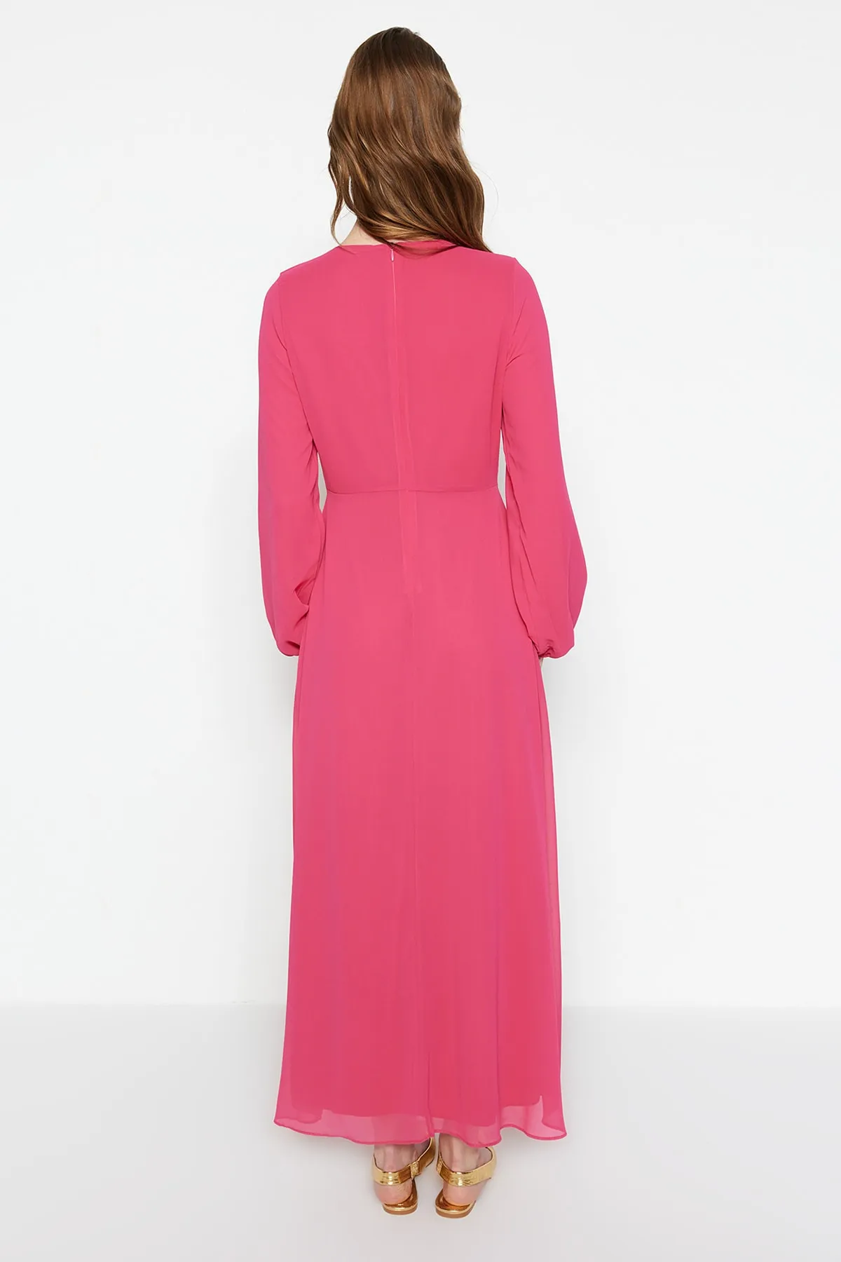 Trendyol Modest  Fuchsiafarbenes, gefüttertes Kleid aus gewebtem Chiffon mit Raffung vorne TCTSS23EB00064