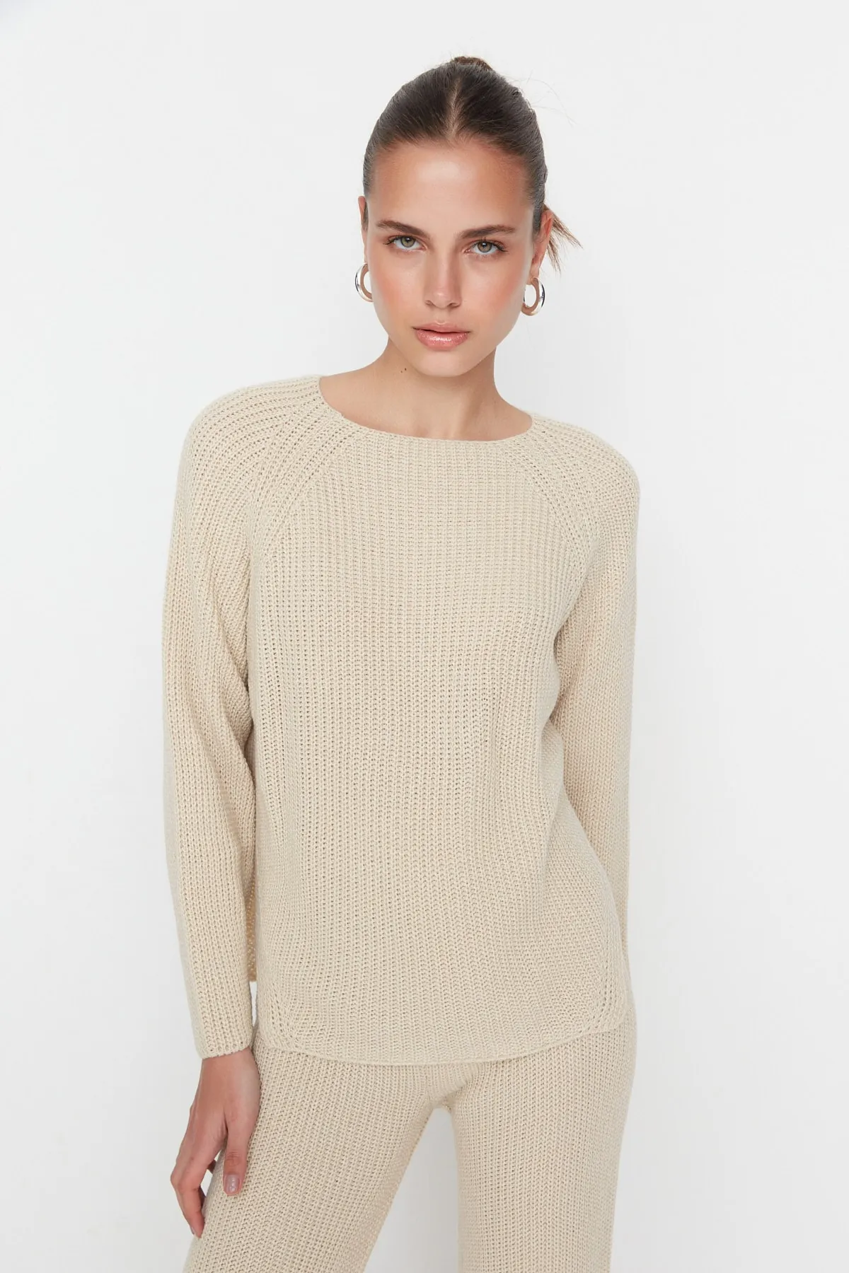 Trendyol Collection  Beiges Strickoberteil und -unterteil-Set mit detailliertem Strickmuster TWOAW23AU00037