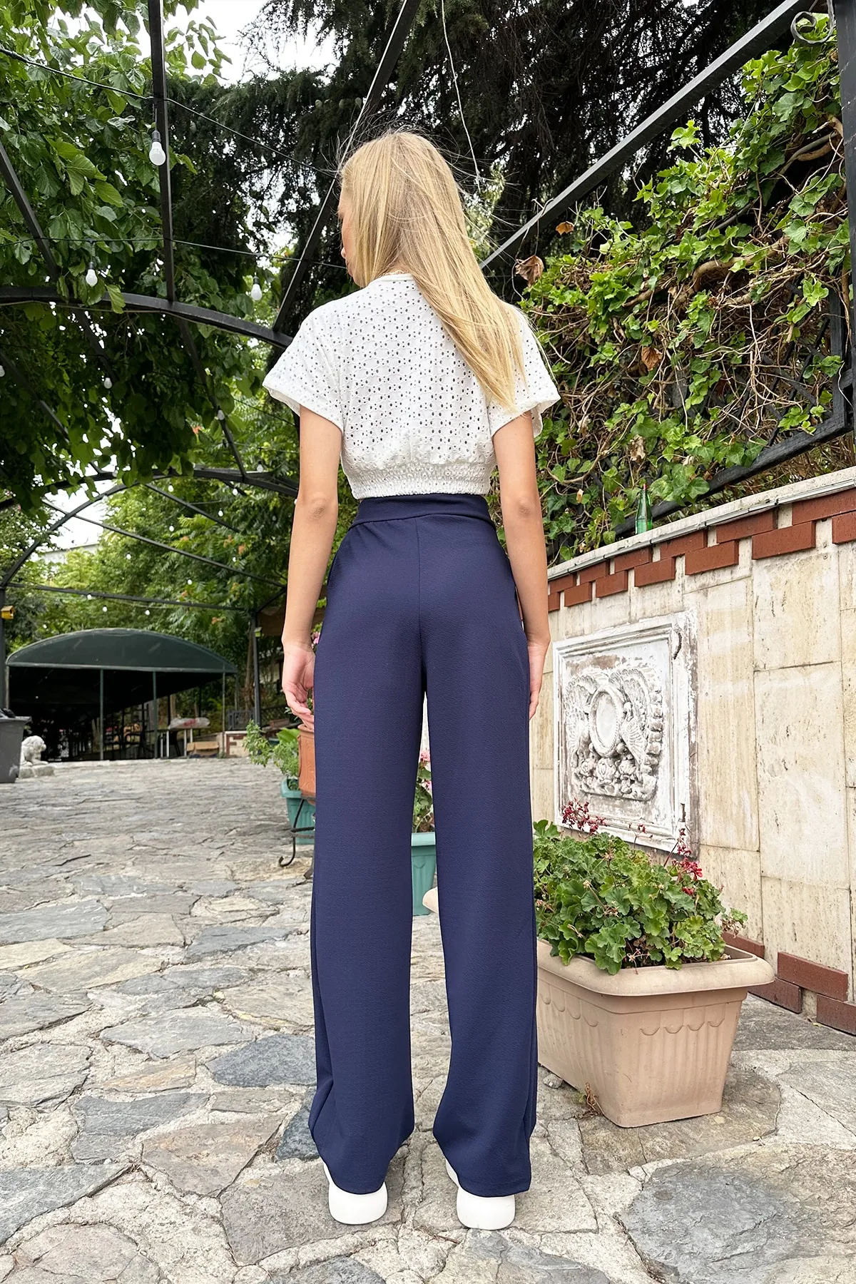 Trend Alaçatı Stili  Marineblaue Palazzo-Hose mit hoher Taille und doppelter Tasche und plissiertem Klettverschluss für Damen ALC-X10753