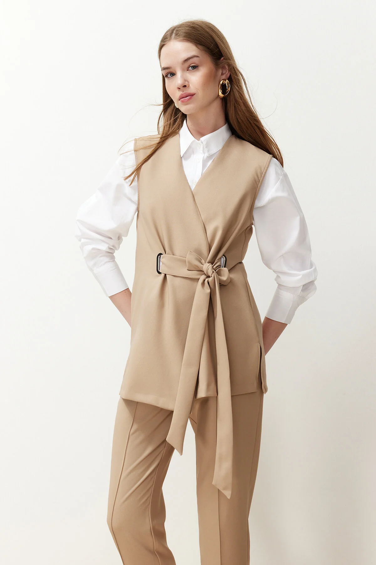 Trendyol Modest  Kamel Accessoire Detailliertes gewebtes Stoff-Westen-Hosen-Unterteil-Top-Set TCTSS24US00035
