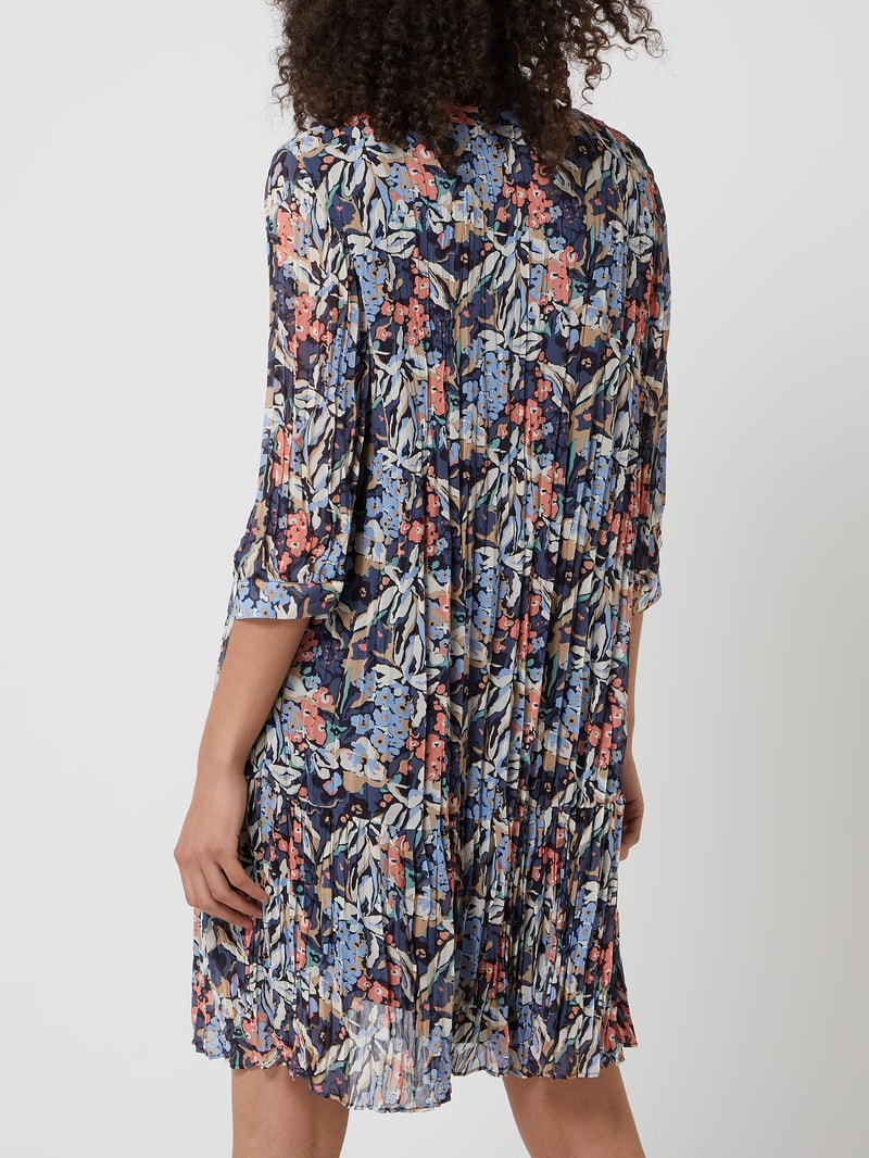 Kleid mit Plisseefalten in hellblau