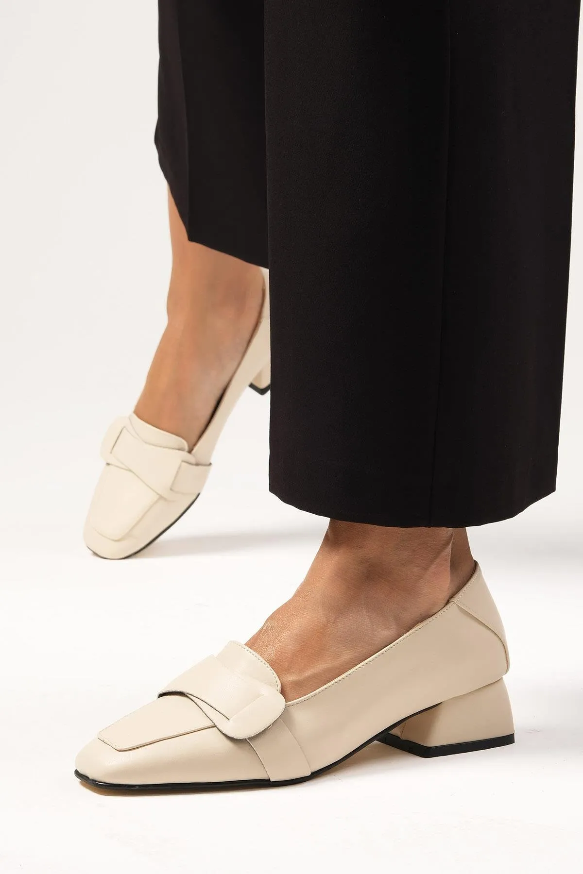 Mio Gusto  Anneka Beigefarbene, stumpfe Damenschuhe mit kurzem Absatz
