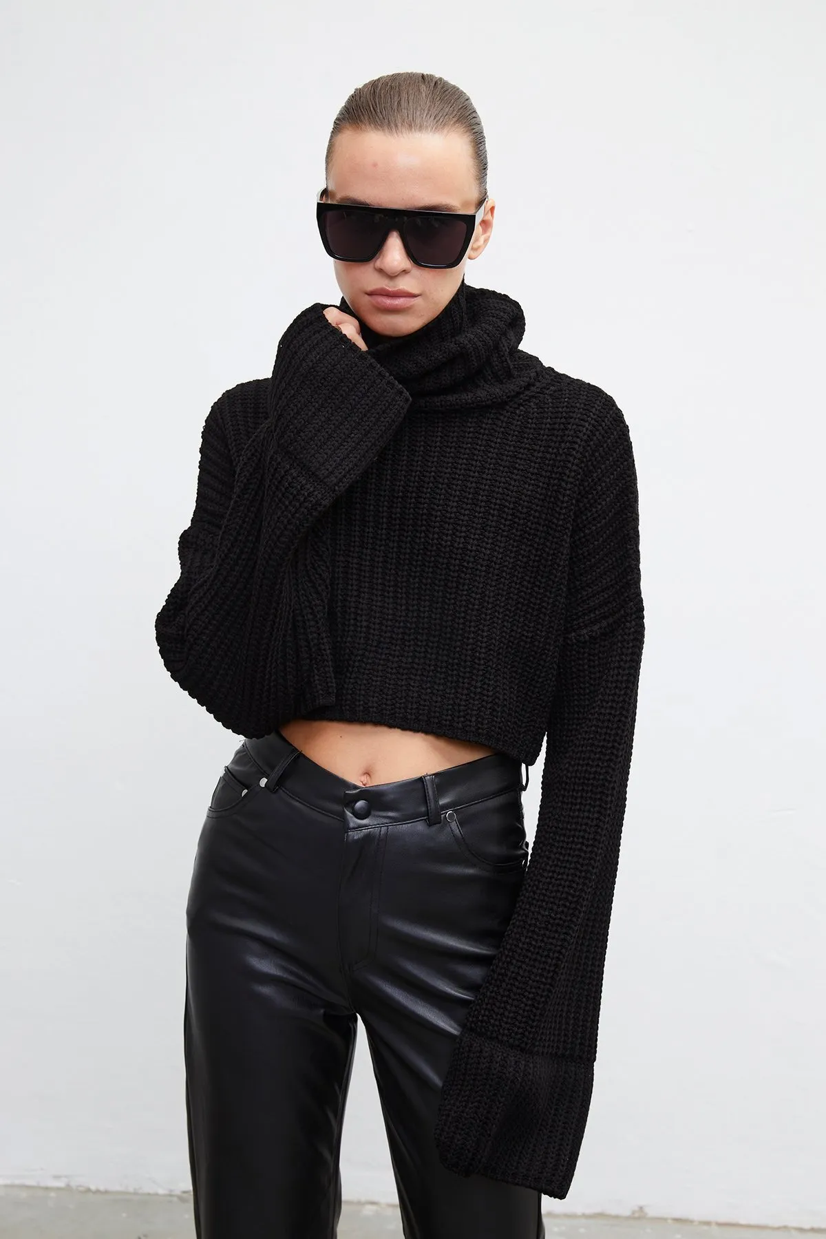 VATKALI  Rollkragenpullover in Schwarz