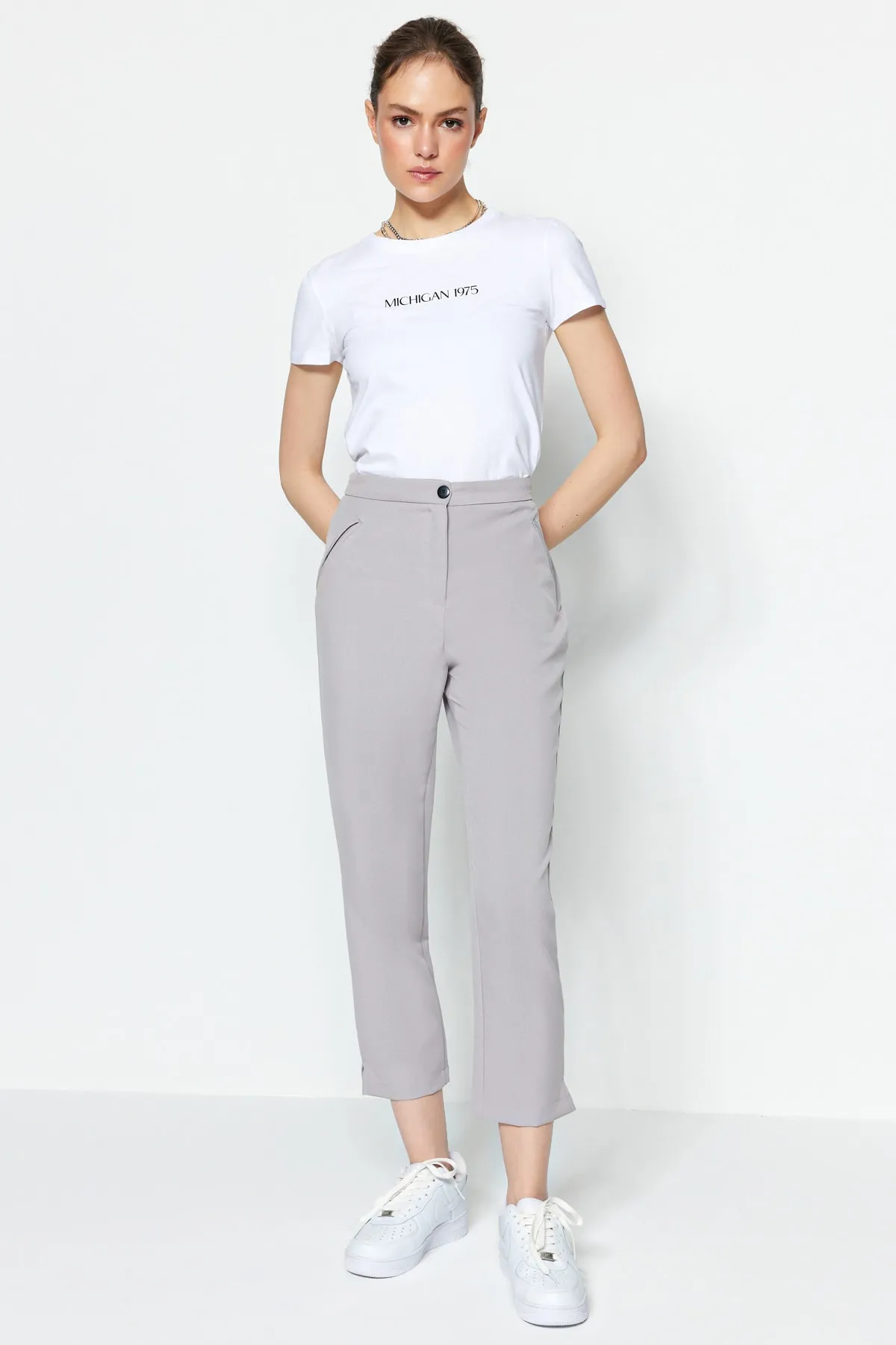 Trendyol Collection  Graue, knöchellange, gewebte Hose mit hoher Taille TWOSS23PL00054