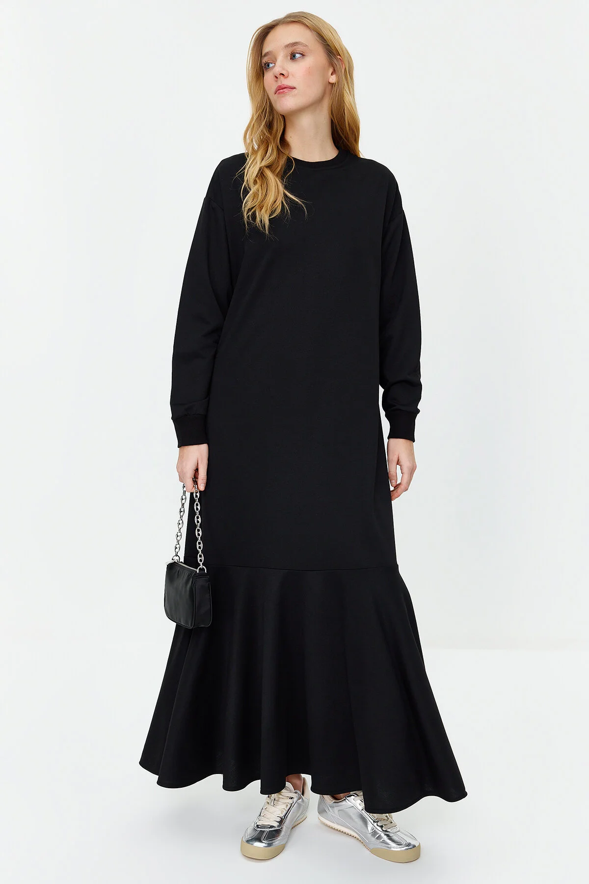 Trendyol Modest  Schwarzes Volant-Strickkleid mit Rundhalsausschnitt und Rock TCTSS22EB0219
