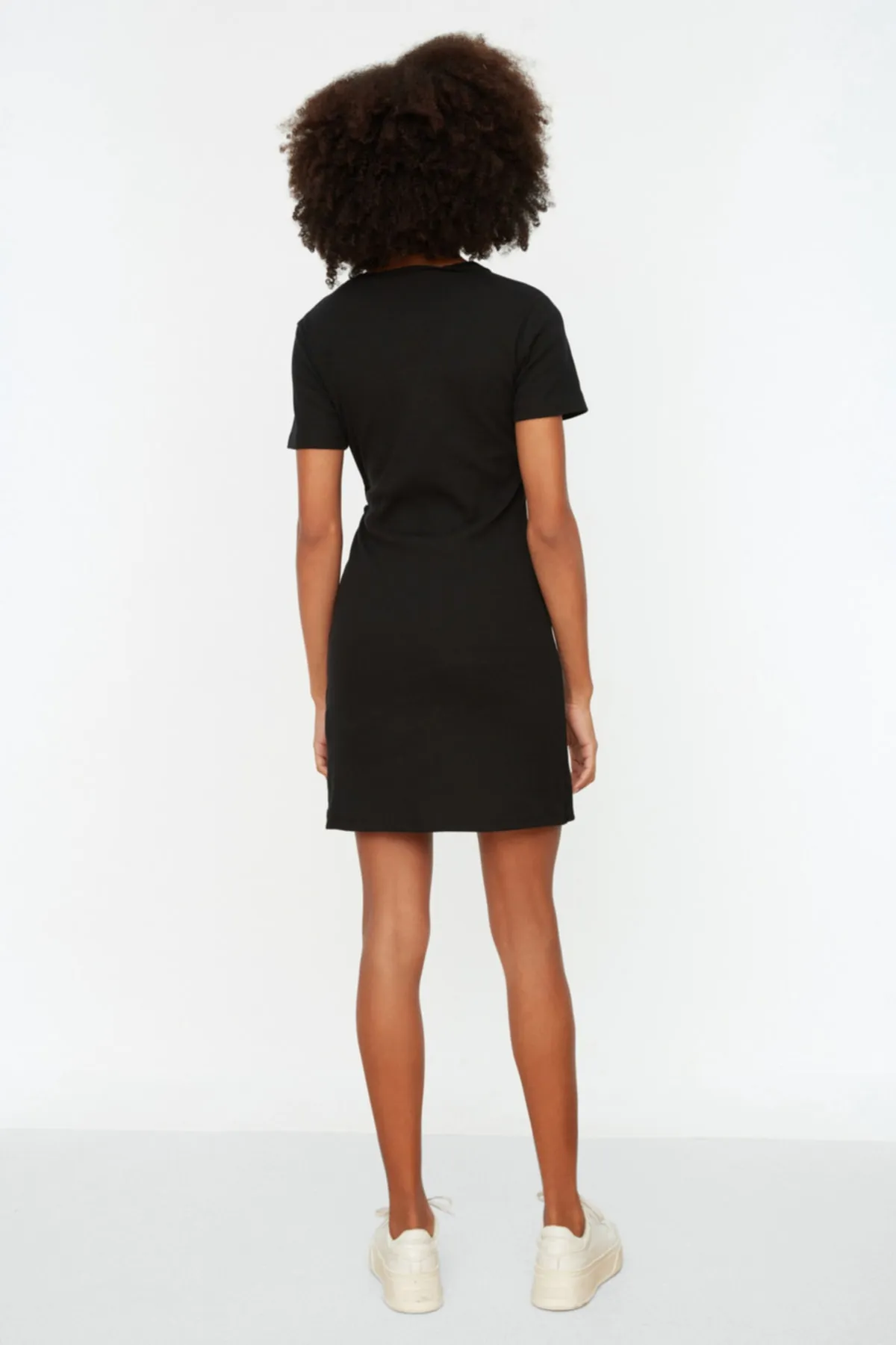 Trendyol Collection  Schwarzes, detailliertes Strick-Minikleid mit Rundhalsausschnitt und Strickoptik TWOSS22EL0751