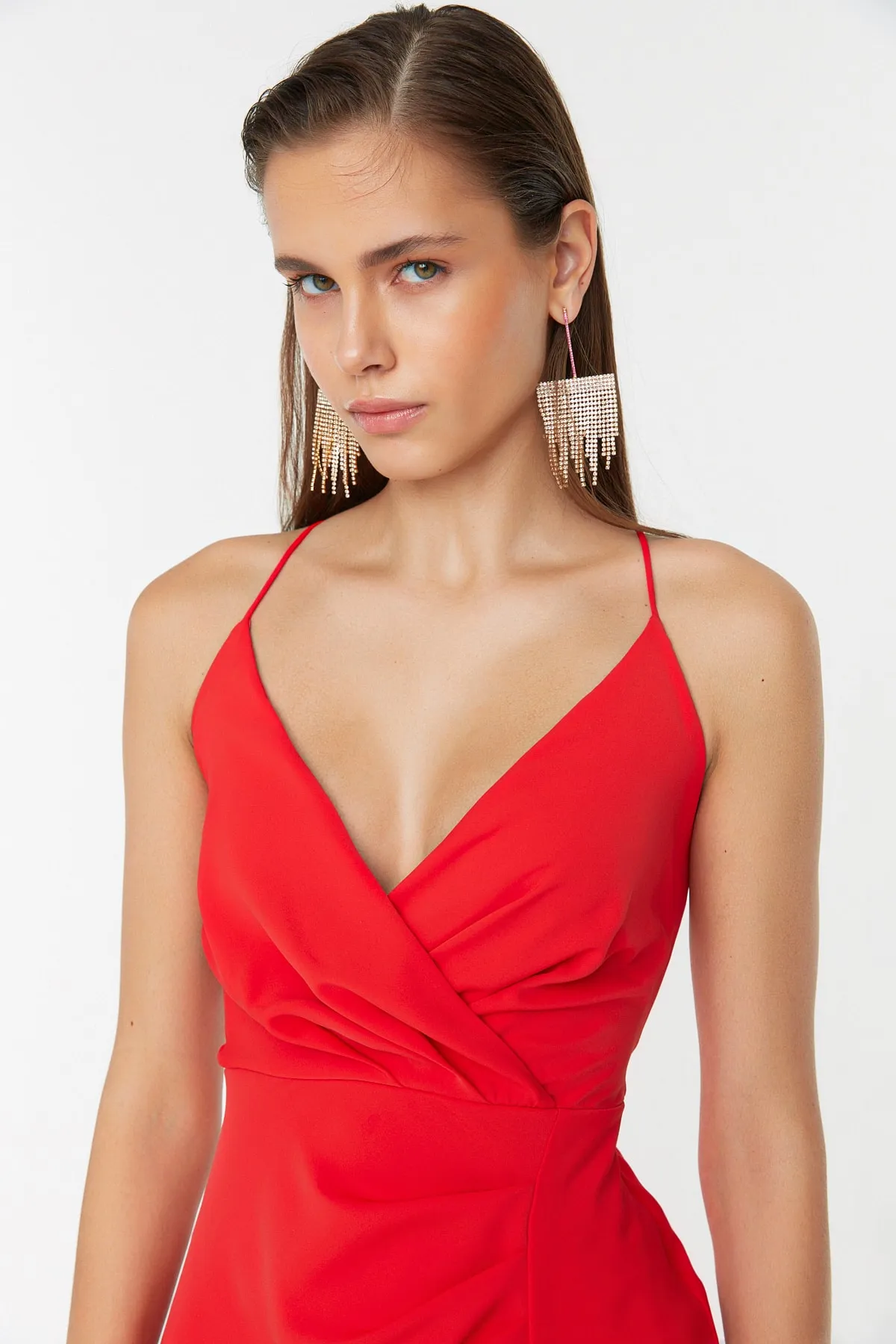 Trendyol Collection  Langes Abendkleid mit rotem Paspeldetail auf der Rückseite TPRSS22AE0012