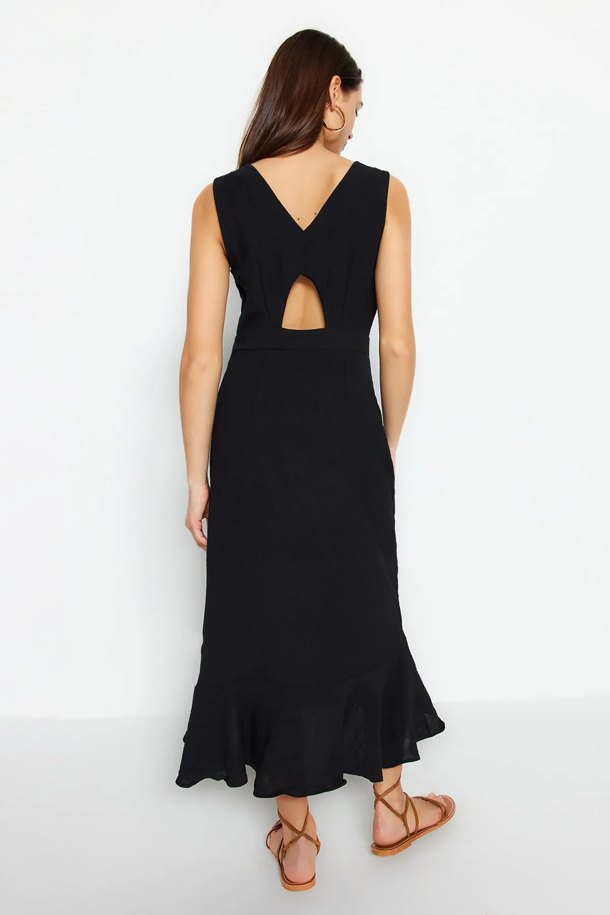 Trendyol Collection  Schwarzes Midi-Webkleid mit Knopfdetail und geradem Schnitt TWOSS23EL02158