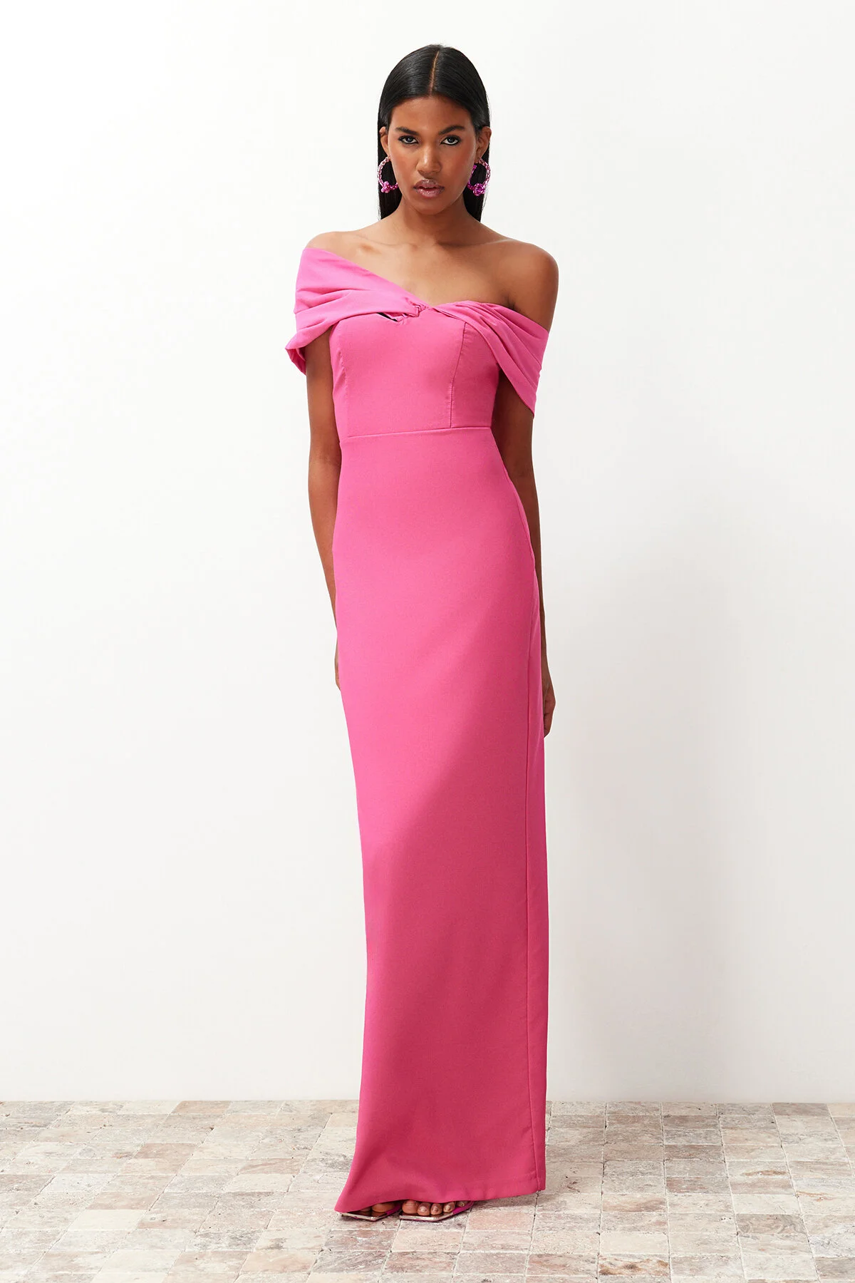 Trendyol Collection  Rosafarbenes, figurbetontes, asymmetrisches Popeline-Abendkleid mit detailliertem Kragen TPRSS24AE00084