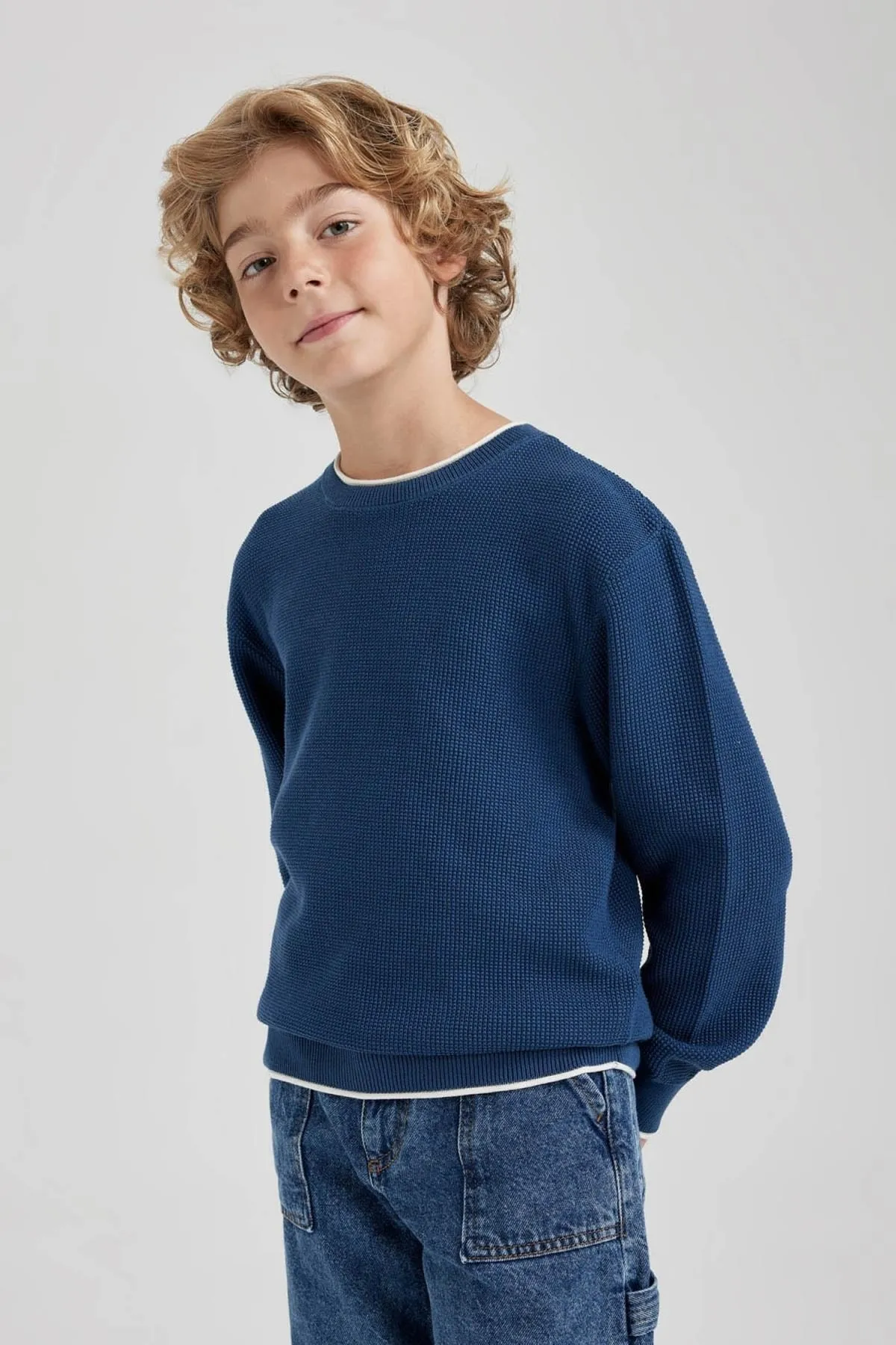 DeFacto  Strickpullover für Jungen mit normaler Passform und Rundhalsausschnitt