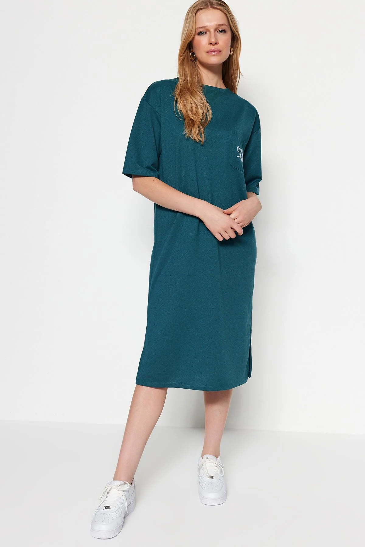 Trendyol Collection  Petrolblaues, besticktes Midi-Strickkleid mit Rundhalsausschnitt und bequemem Schnitt TWOSS21EL0175