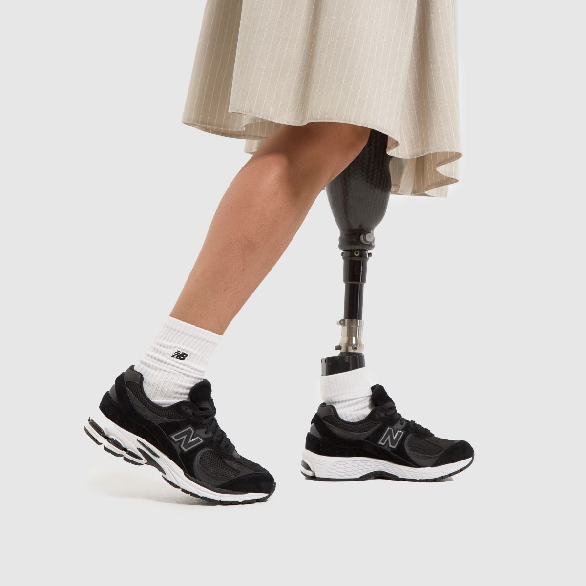 New Balance 2002r sportcipő szürke és fekete színben