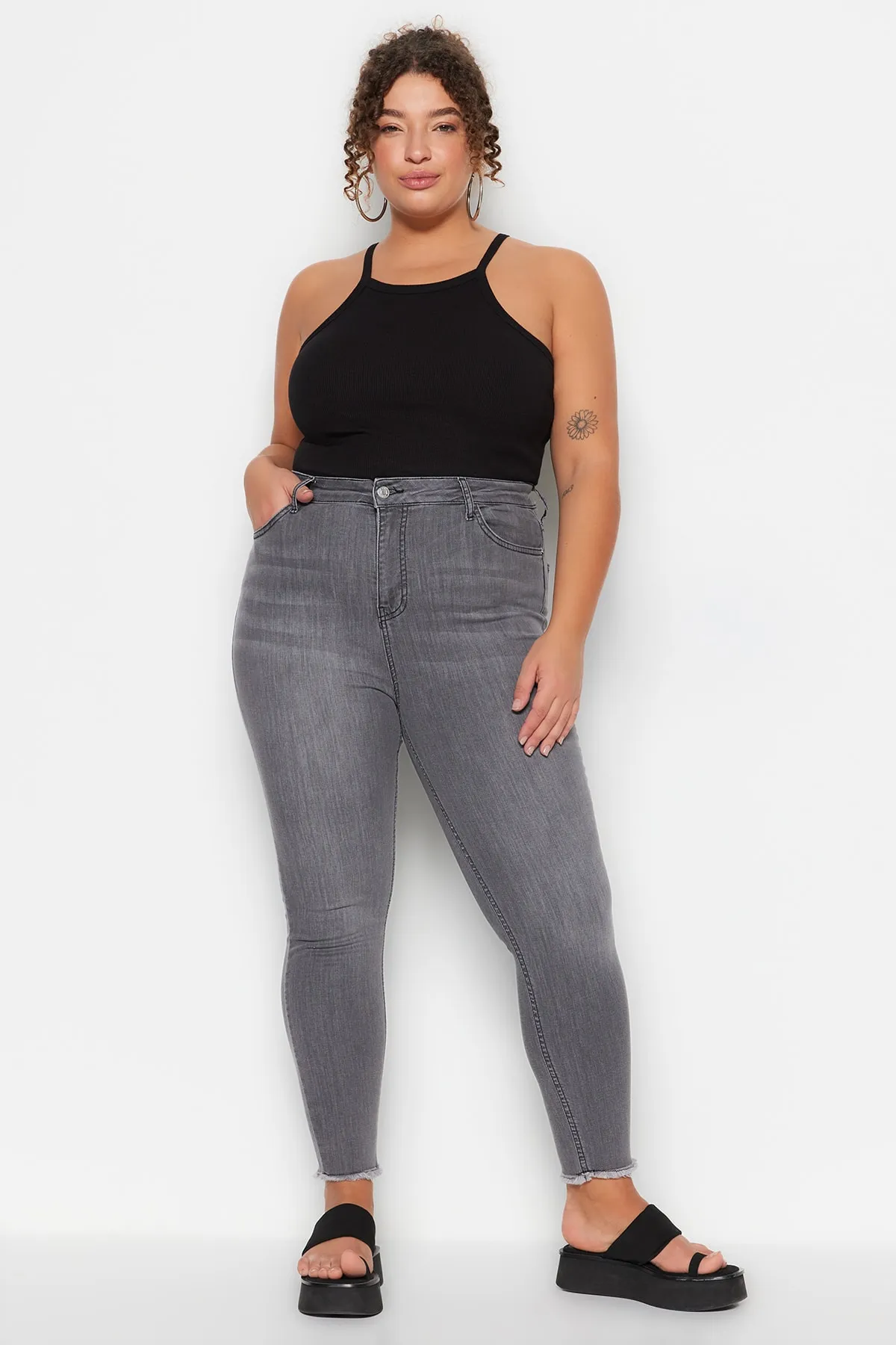 Trendyol Curve  Graue, dehnbare Skinny-Jeans mit hoher Taille und Taschendetail TBBSS23CJ00018