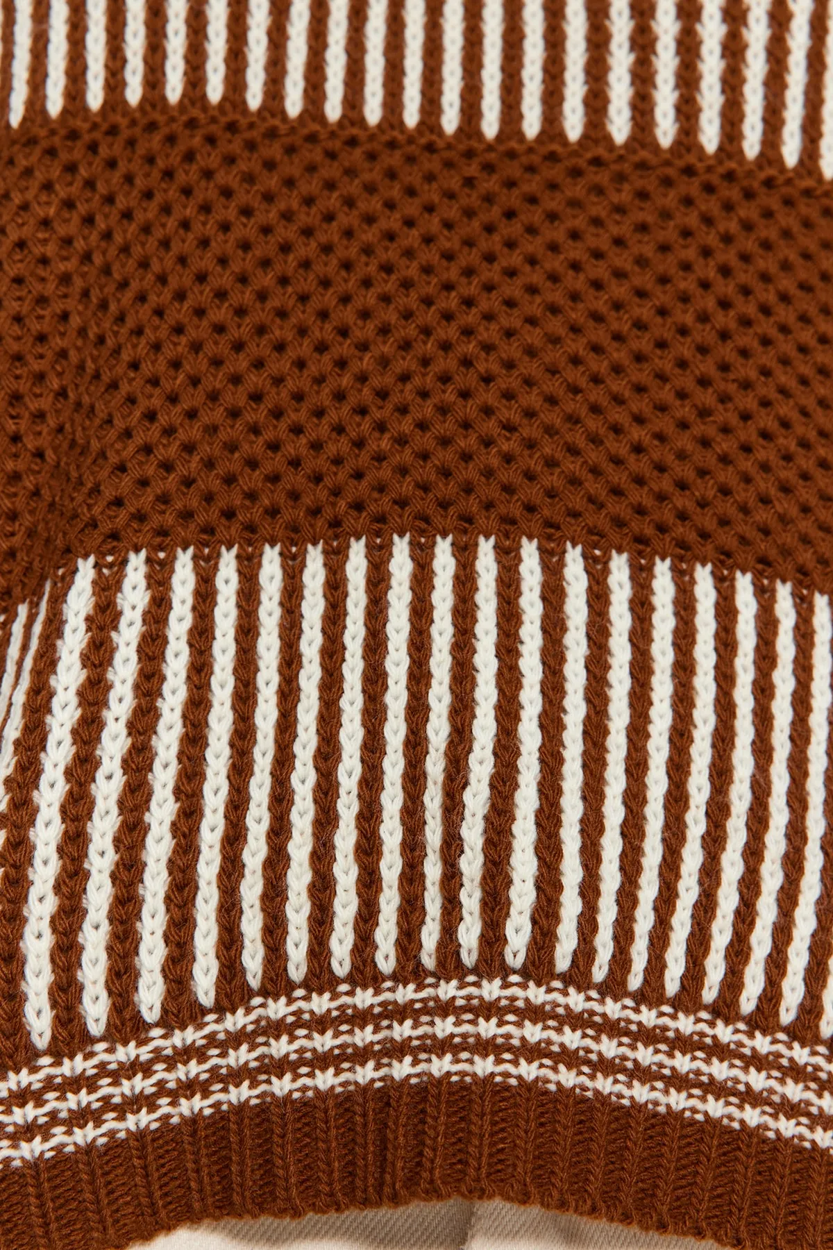 Trendyol Collection  Brauner Strickpullover mit Farbblockdesign TWOAW23KZ00012