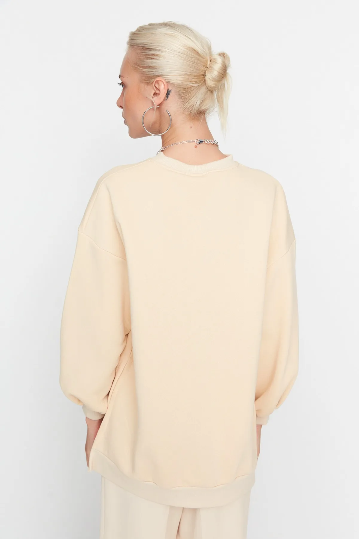 Trendyol Collection  Beiges Oversize/Wide Fit Strick-Sweatshirt mit Schlitzdetail innen aus dickem Fleece TWOAW23SW00195