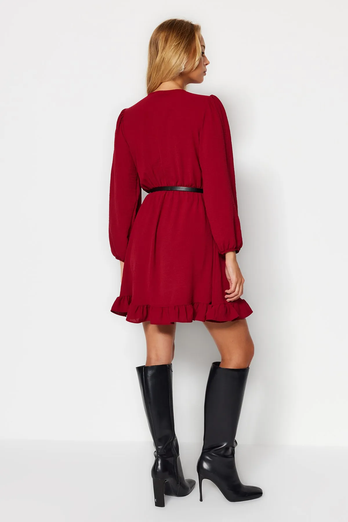 Trendyol Collection  Burgunderrotes Minikleid mit gewebtem Volant und Gürtel TWOAW24EL00249