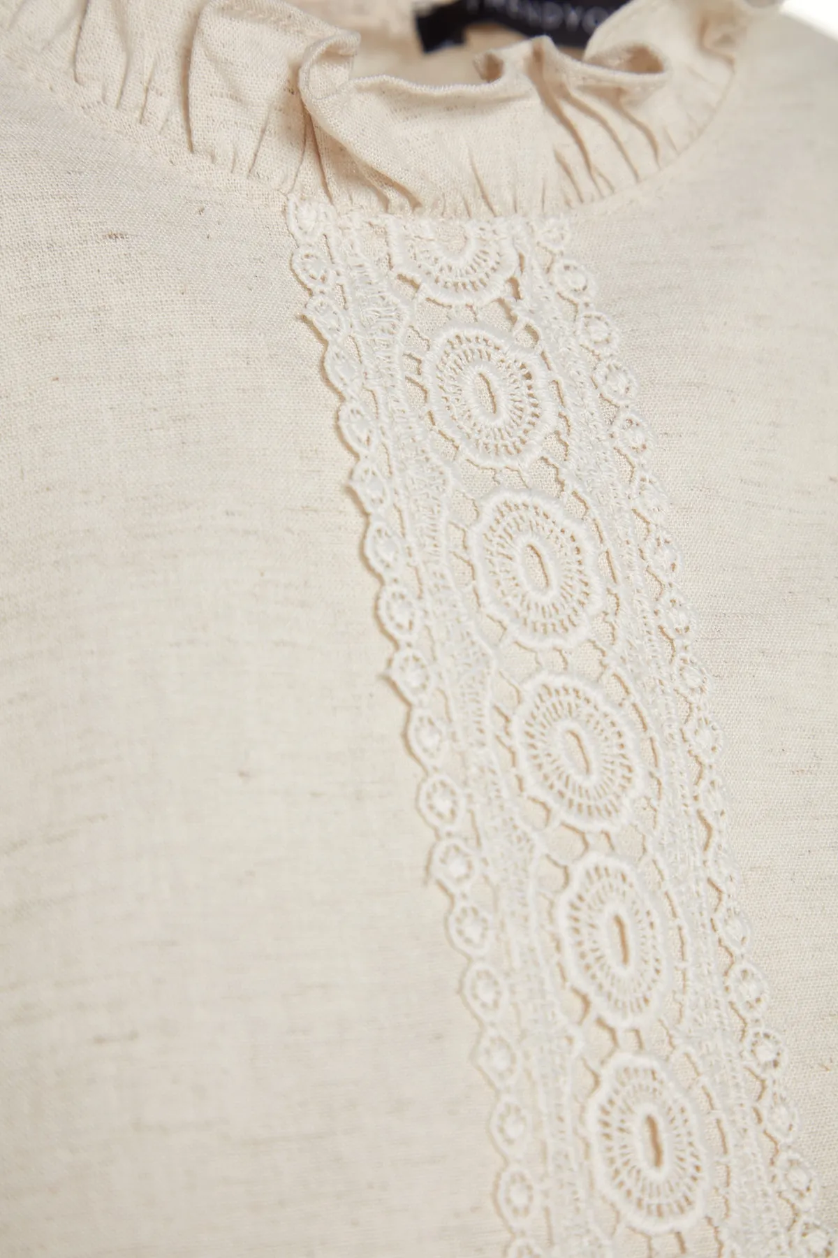 Trendyol Modest  Cremefarbenes Kleid aus gewebtem Leinenmischgewebe mit Guipure-Stoff mit Gürtel und Rüschendetail TCTSS23EB00011