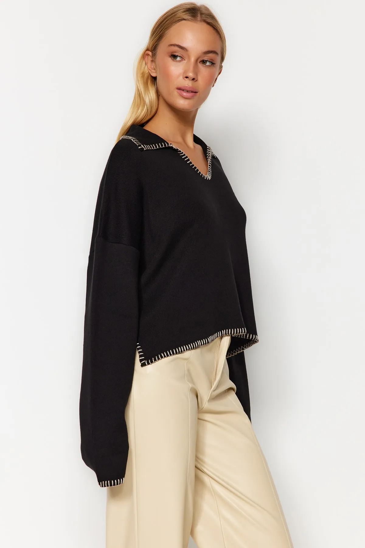 Trendyol Collection  Schwarzer Oversize-Strickpullover mit Polokragen TWOAW24KZ00981