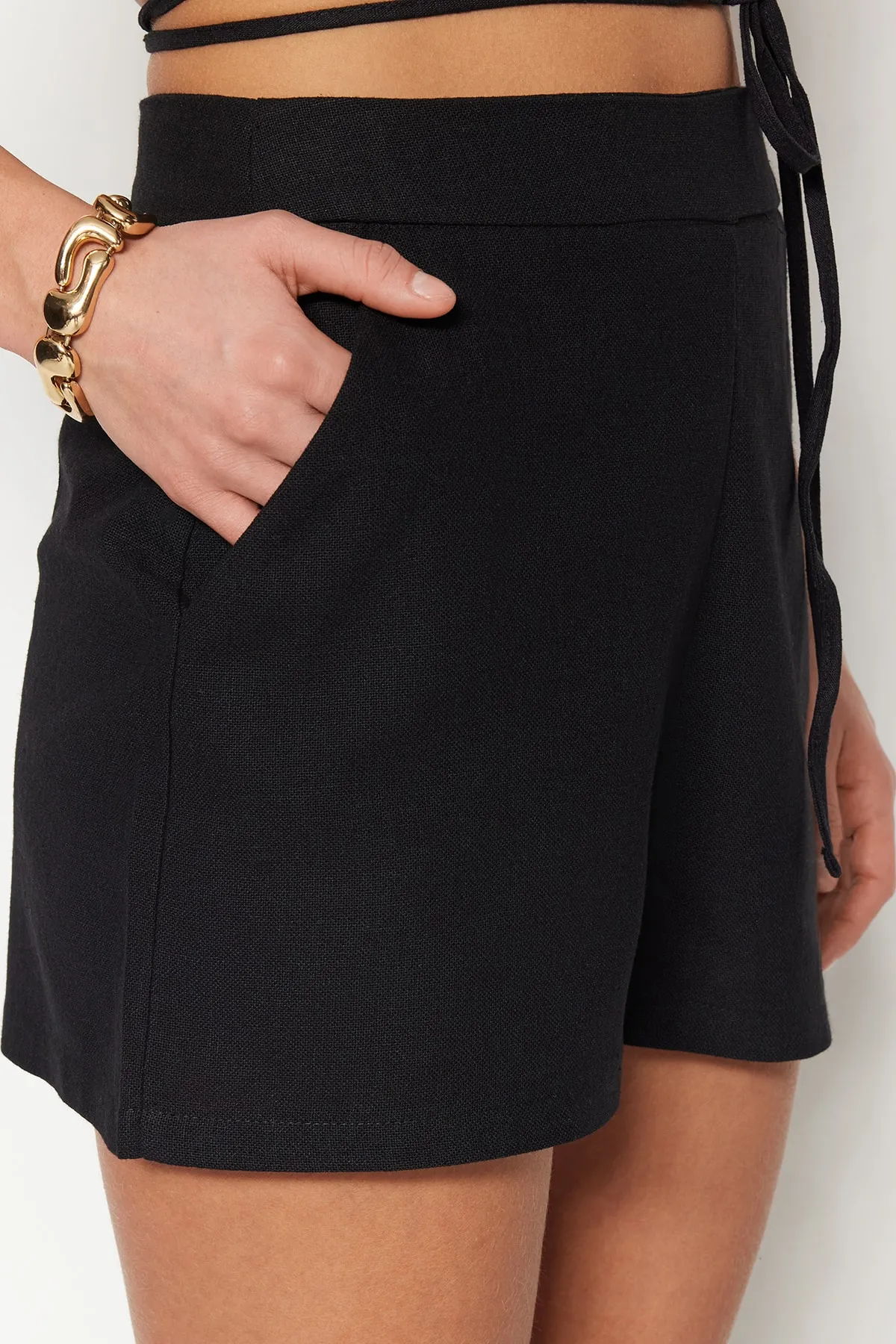 Trendyol Collection  Schwarze Shorts aus gewebter Leinenmischung aus 100 % Baumwolle und Bermudas TBESS21SR0058